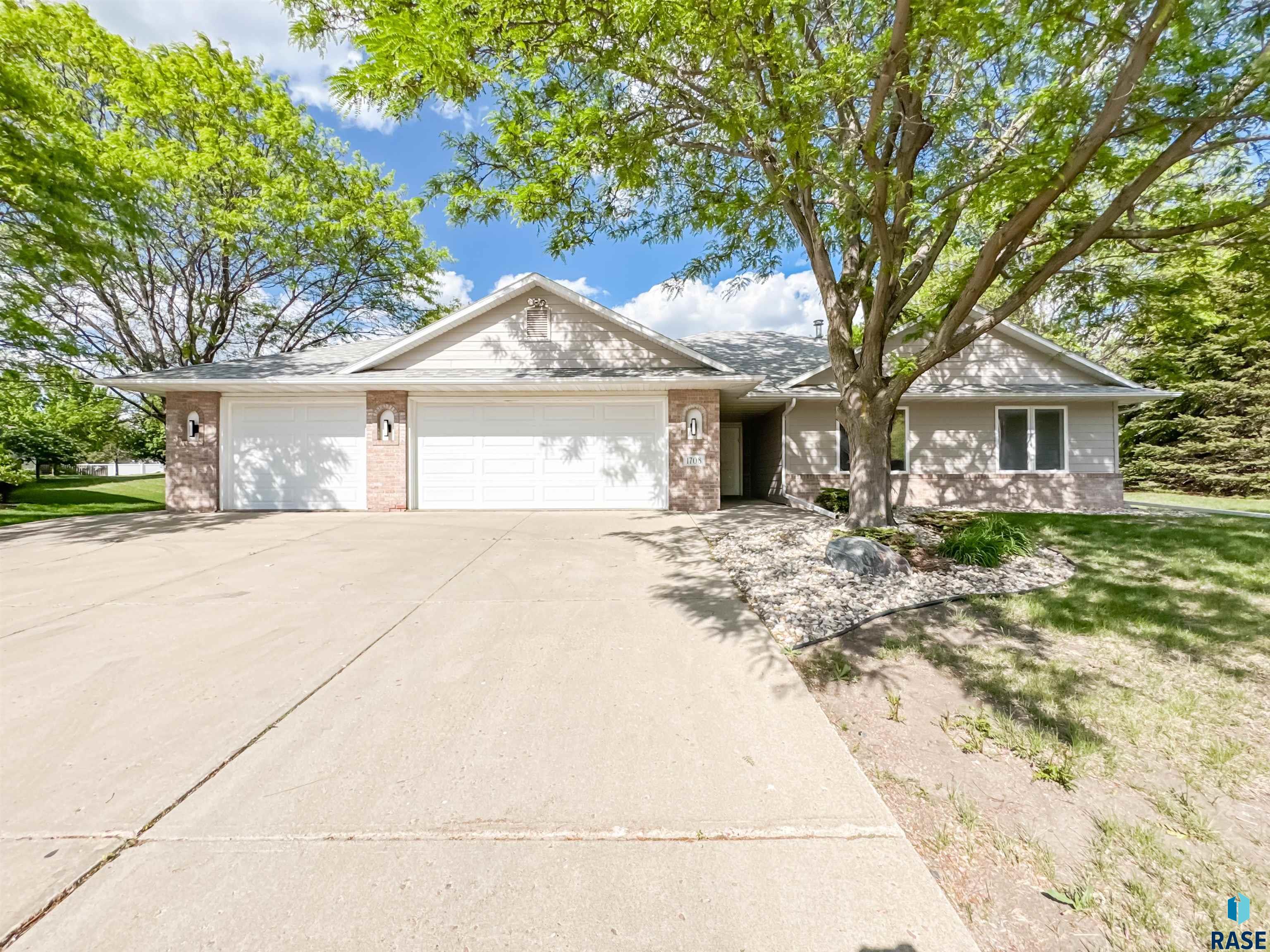 1708 E Ash Grove Cir