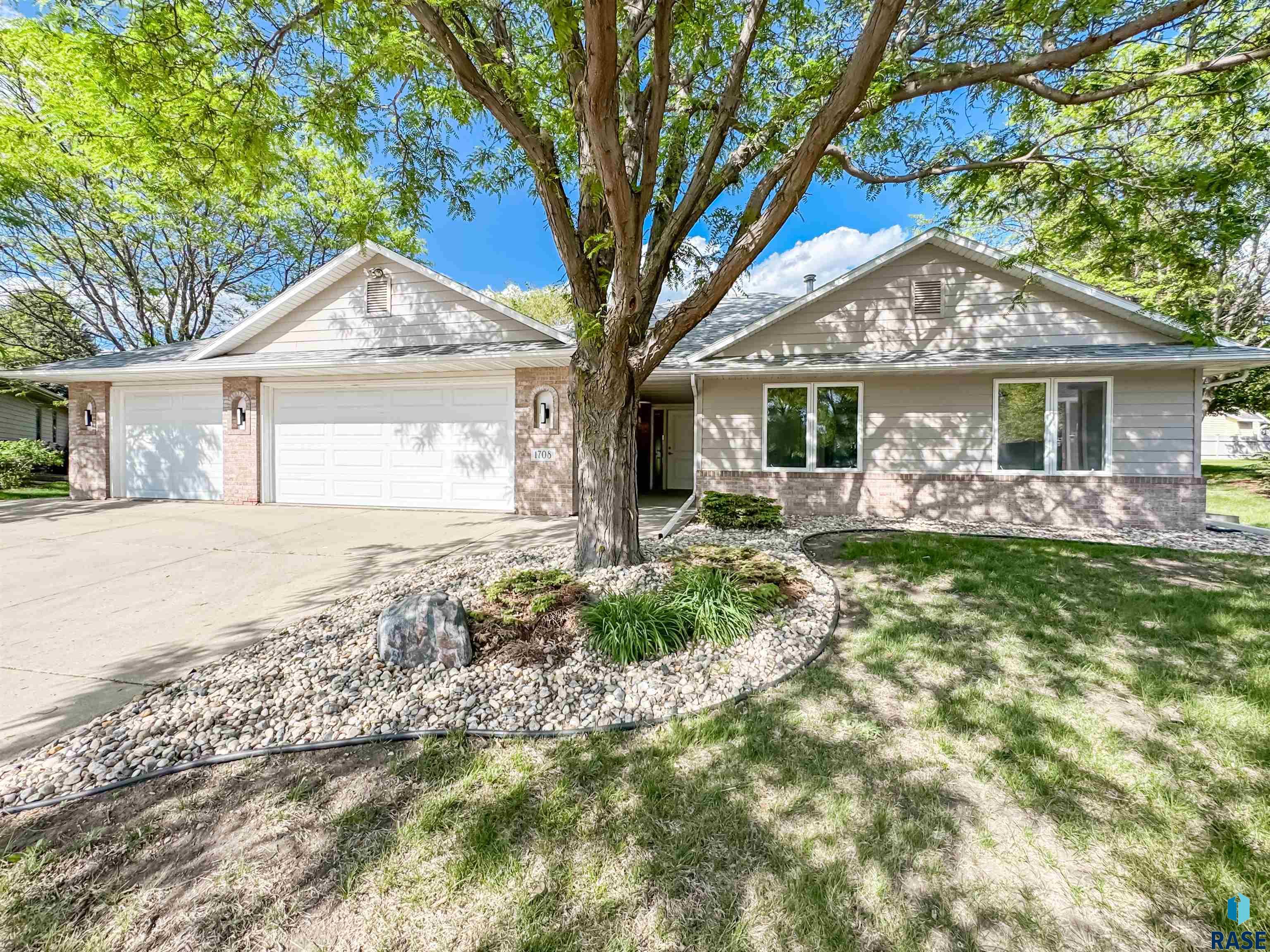 1708 E Ash Grove Cir