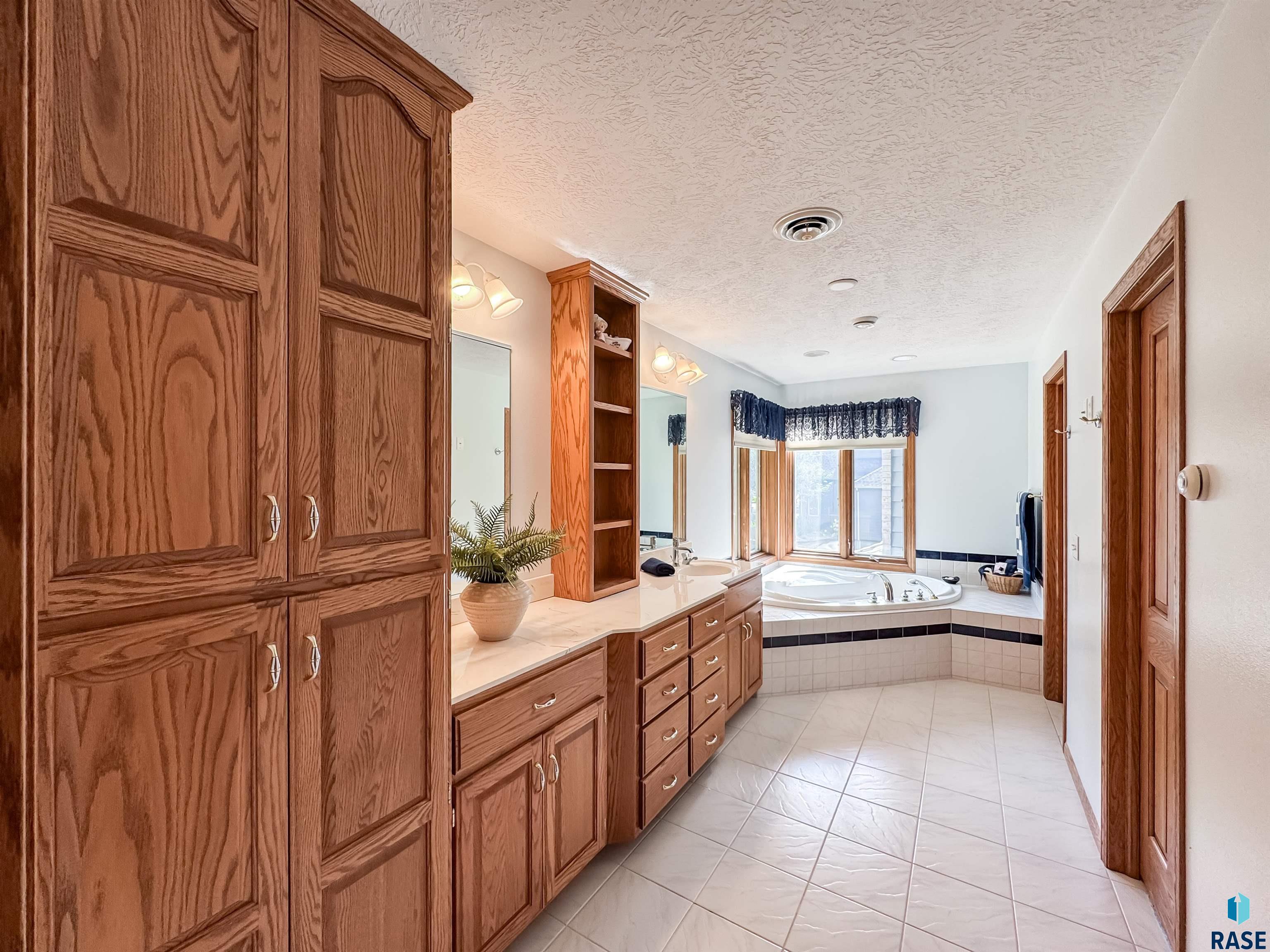 611 E 61st St Street