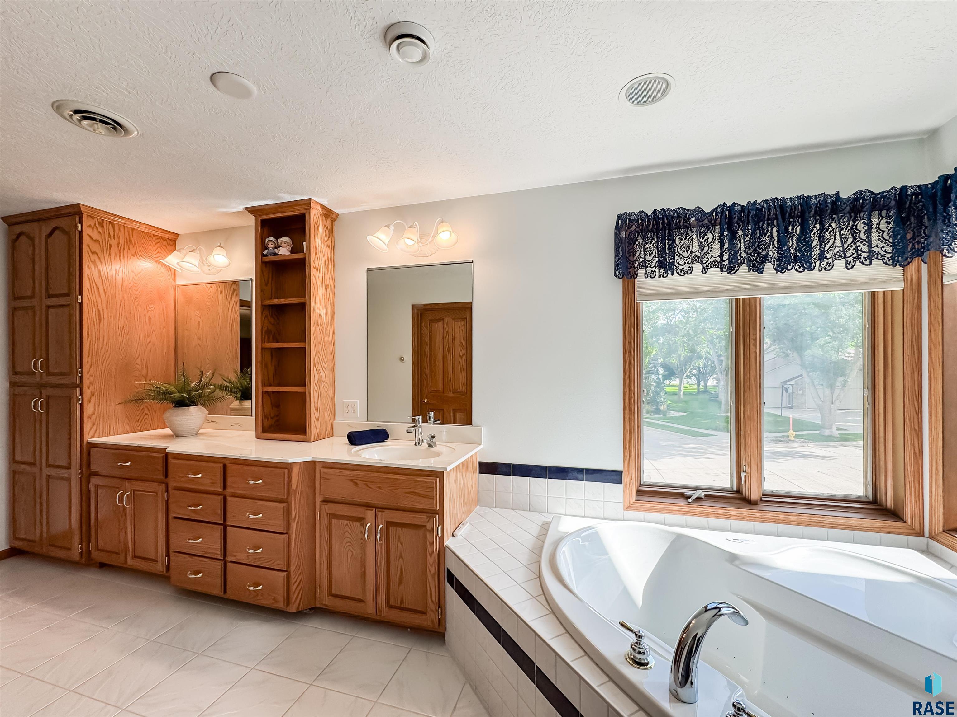 611 E 61st St Street