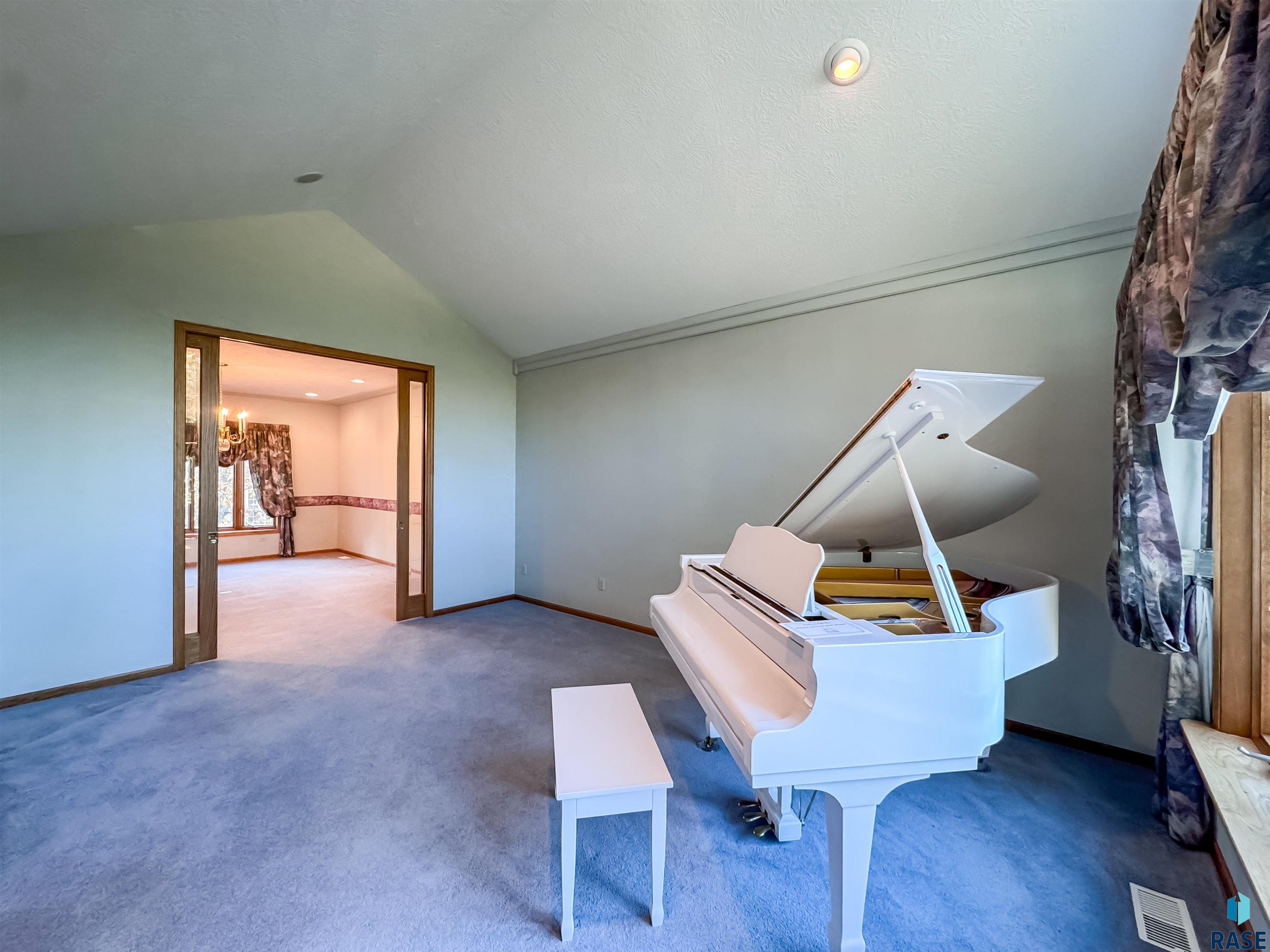 611 E 61st St Street