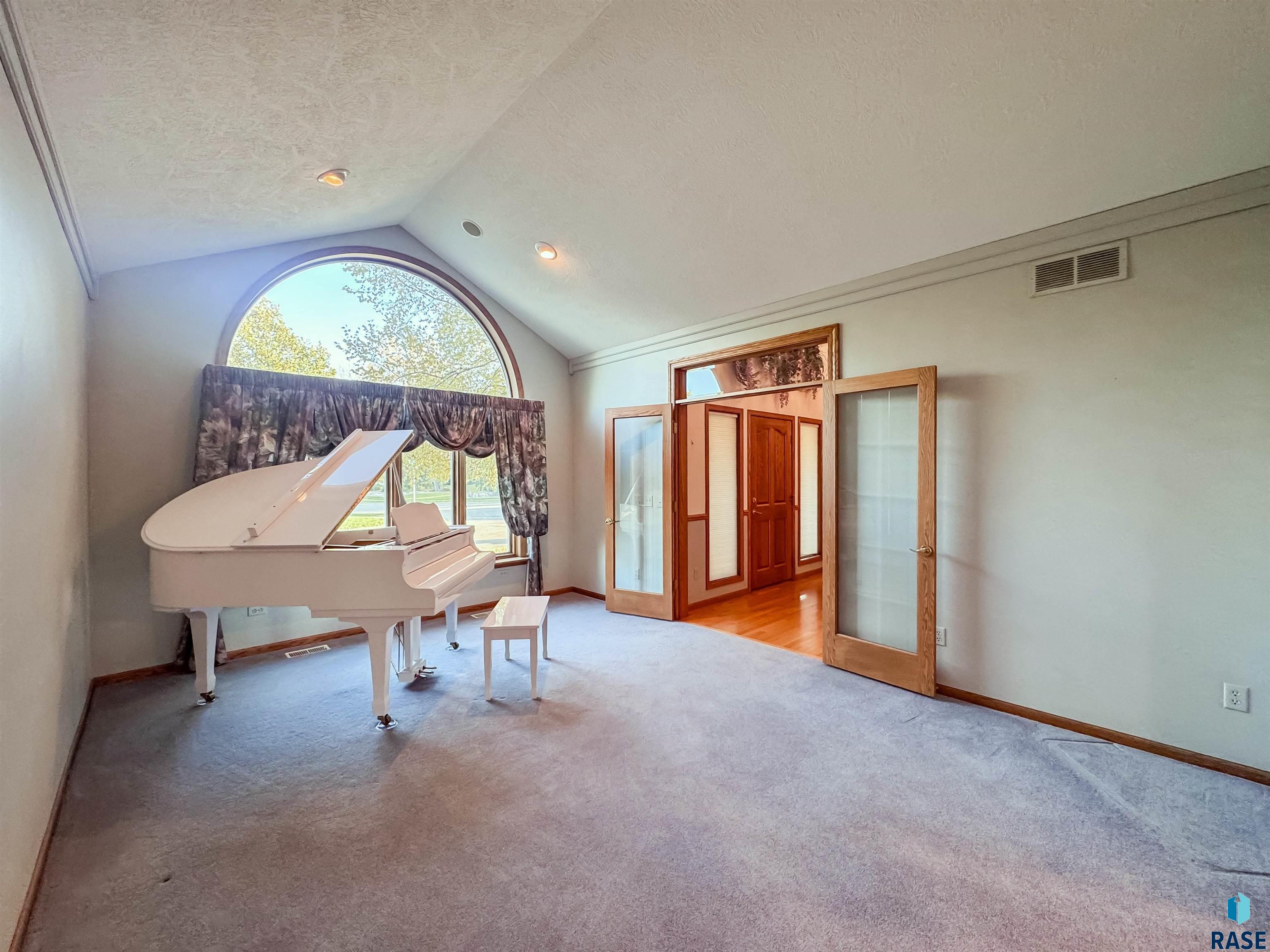 611 E 61st St Street