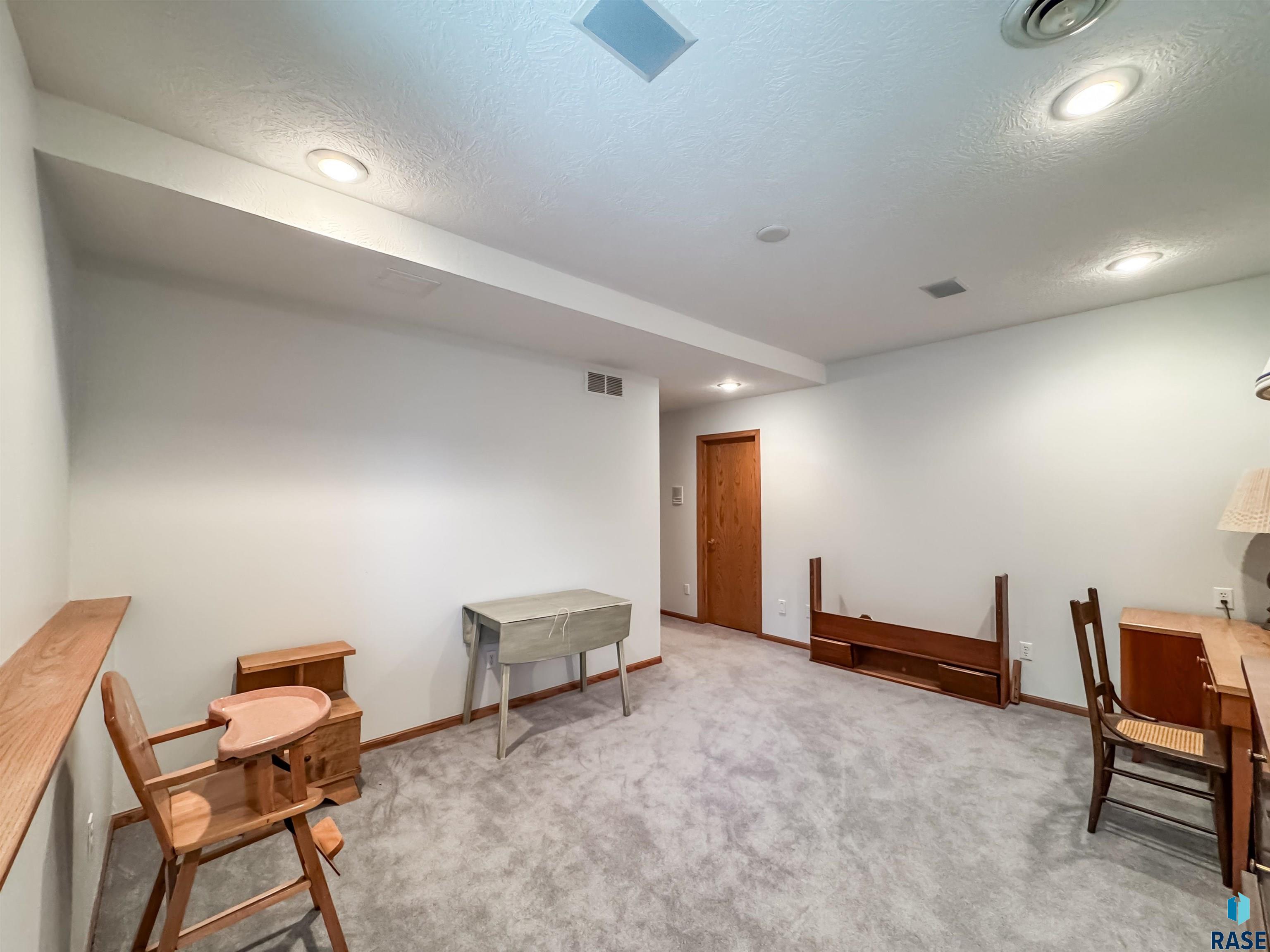 611 E 61st St Street