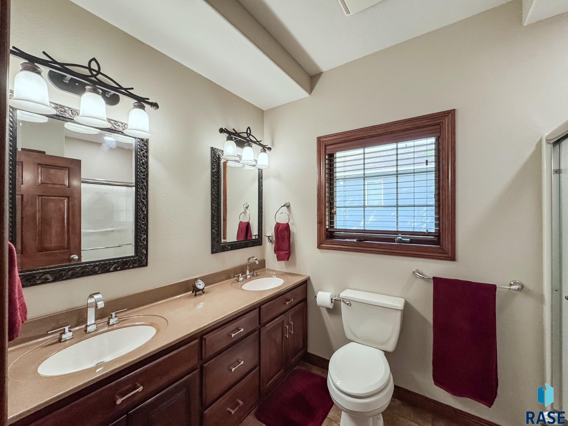 216 E Tabor Ct