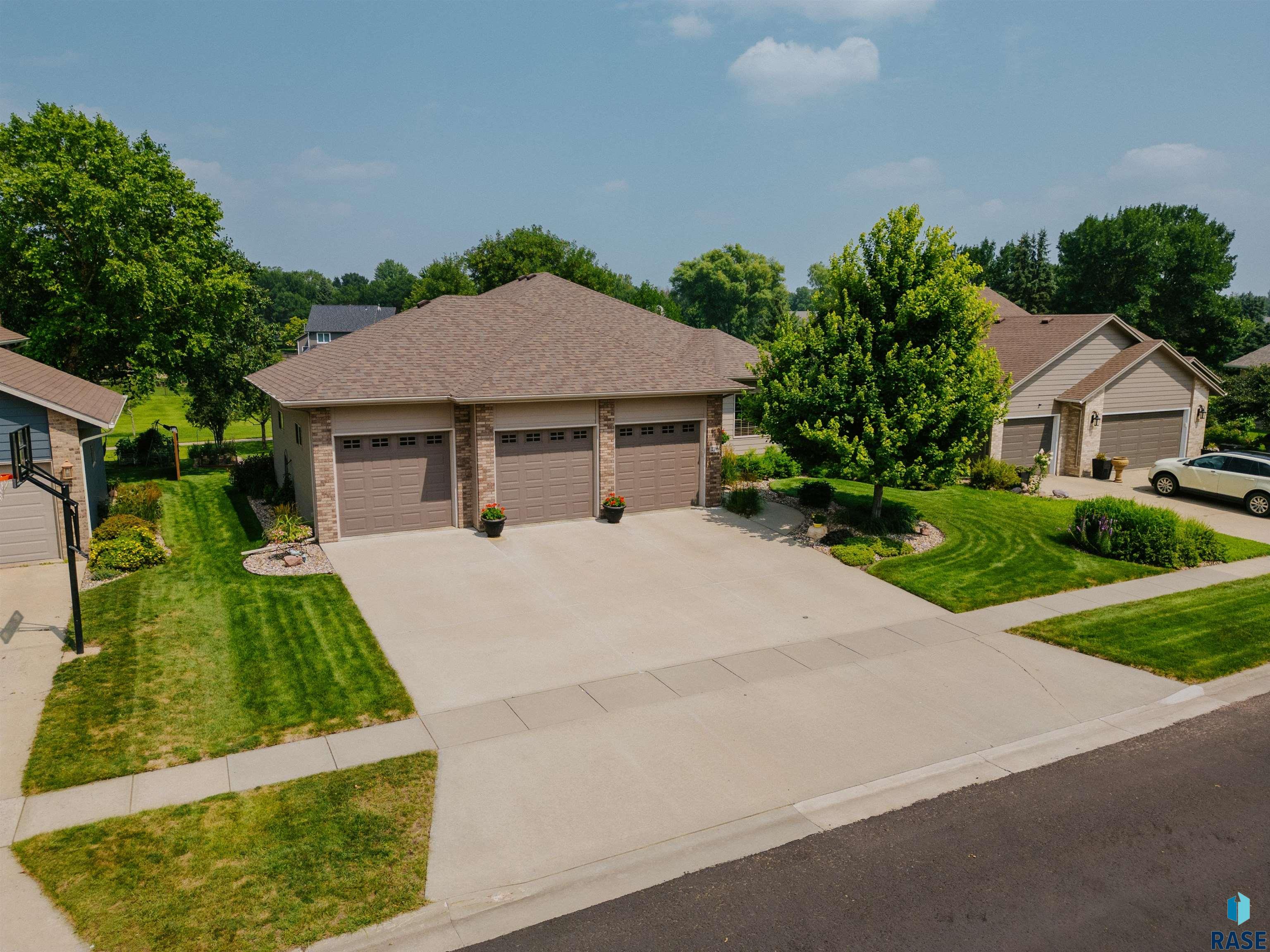 216 E Tabor Ct