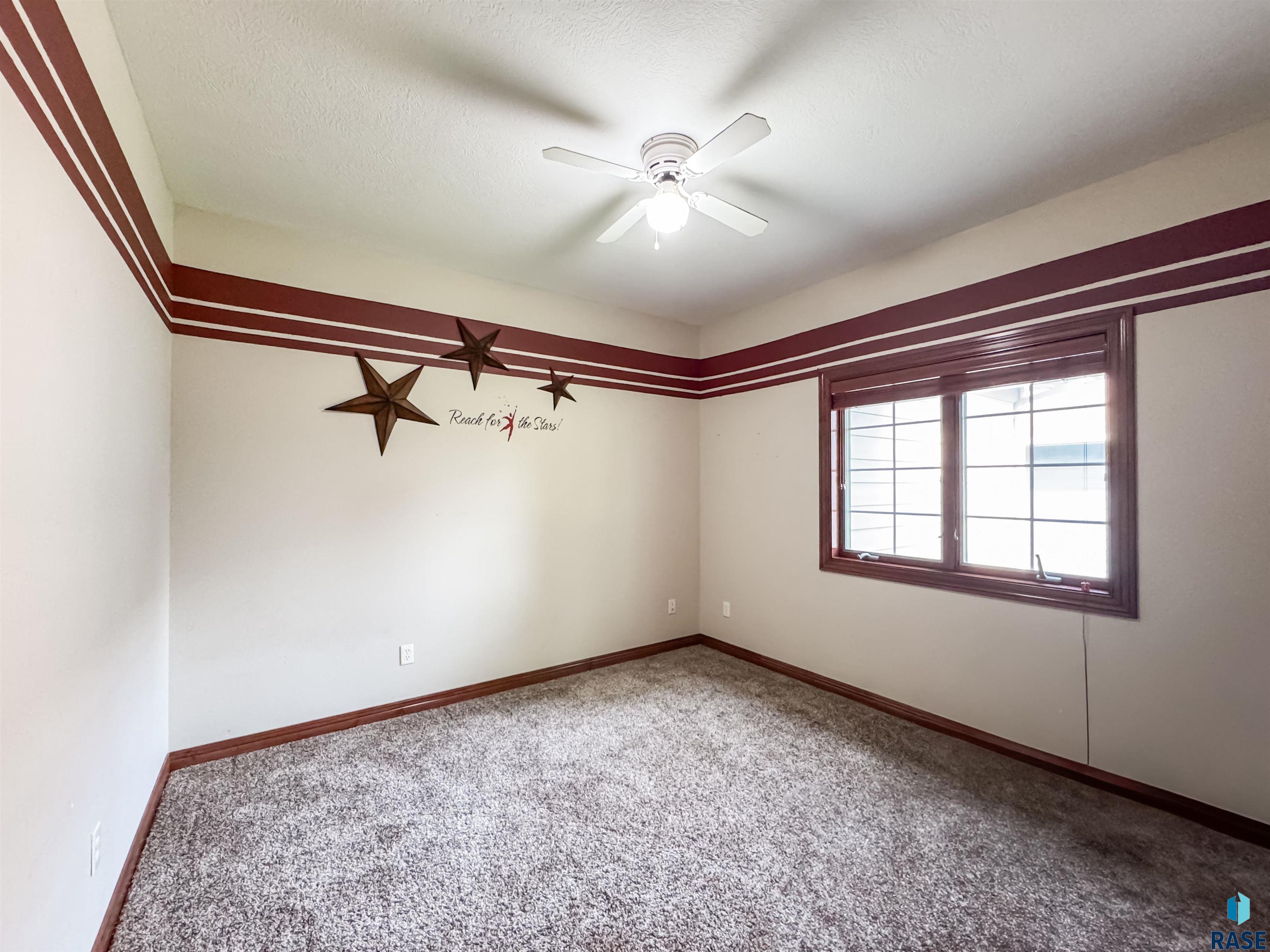 216 E Tabor Ct