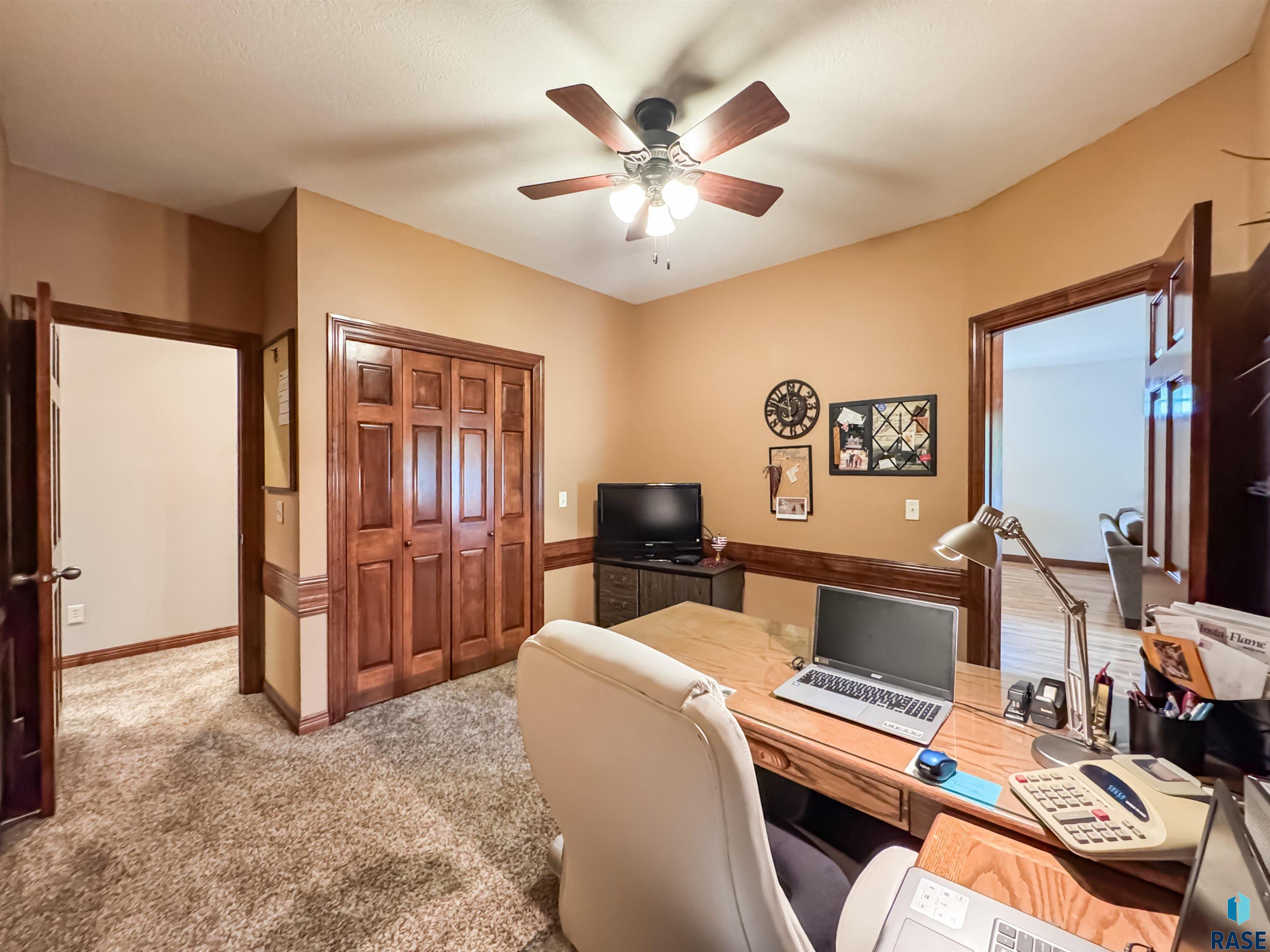 216 E Tabor Ct