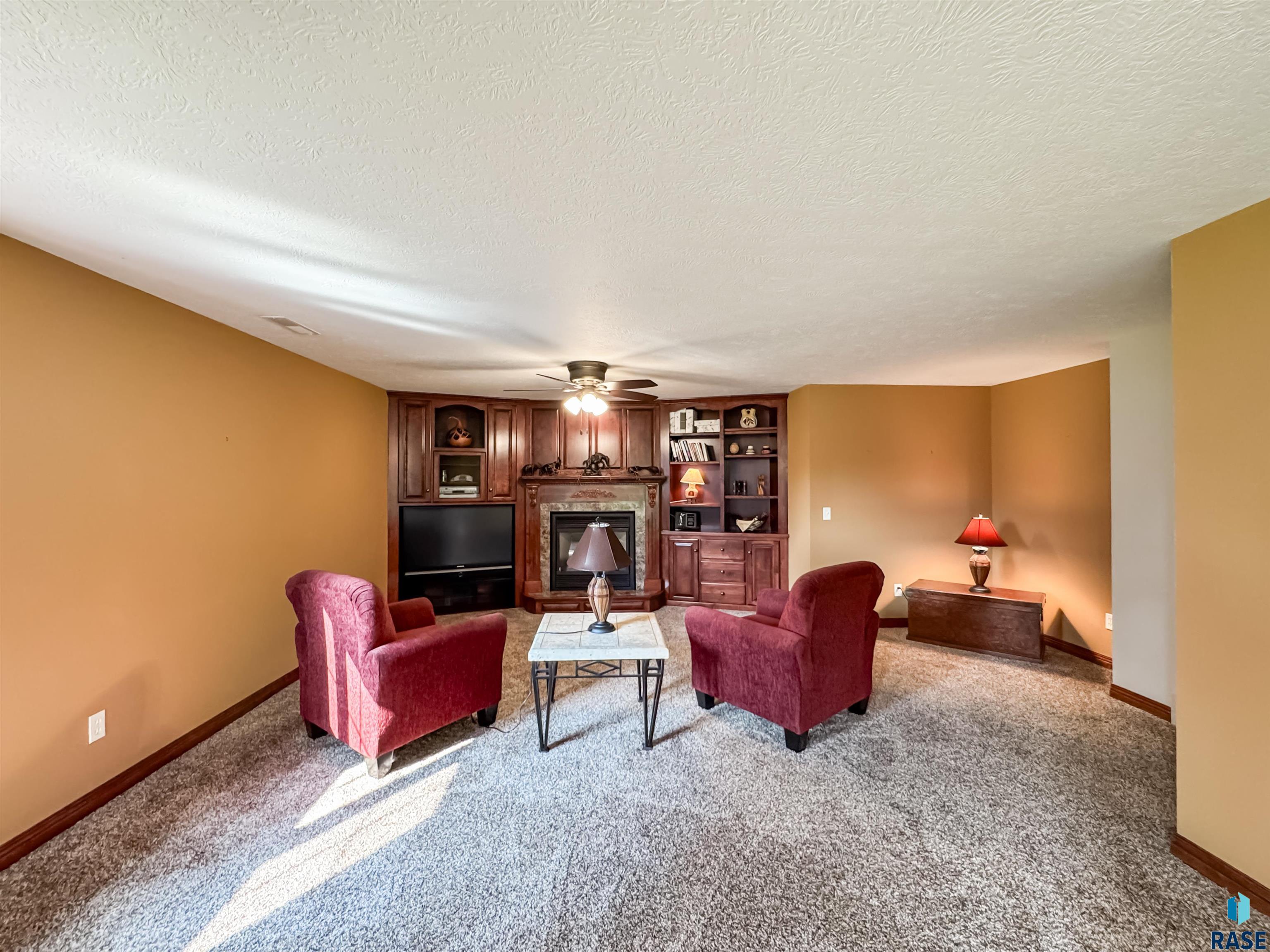 216 E Tabor Ct