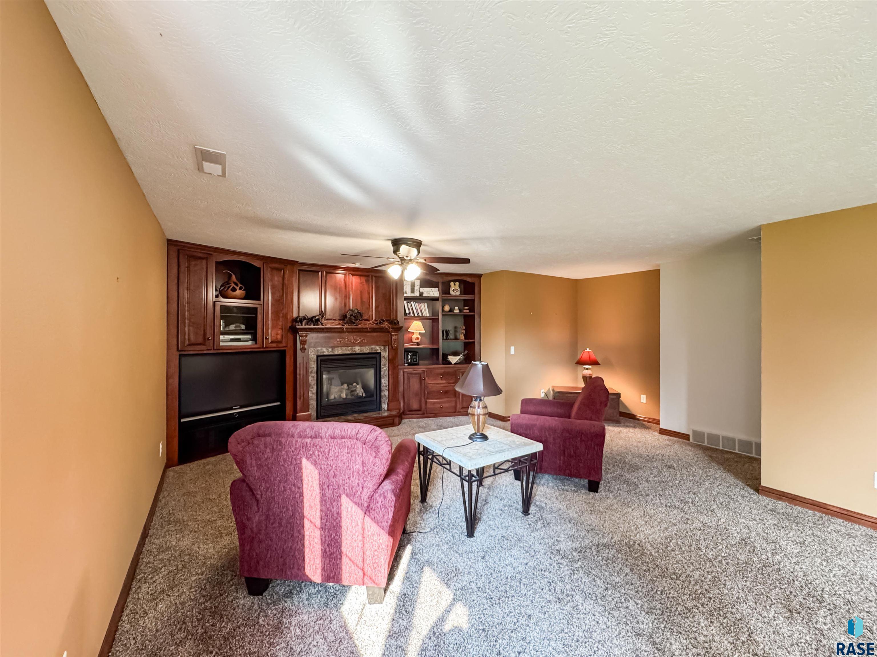 216 E Tabor Ct