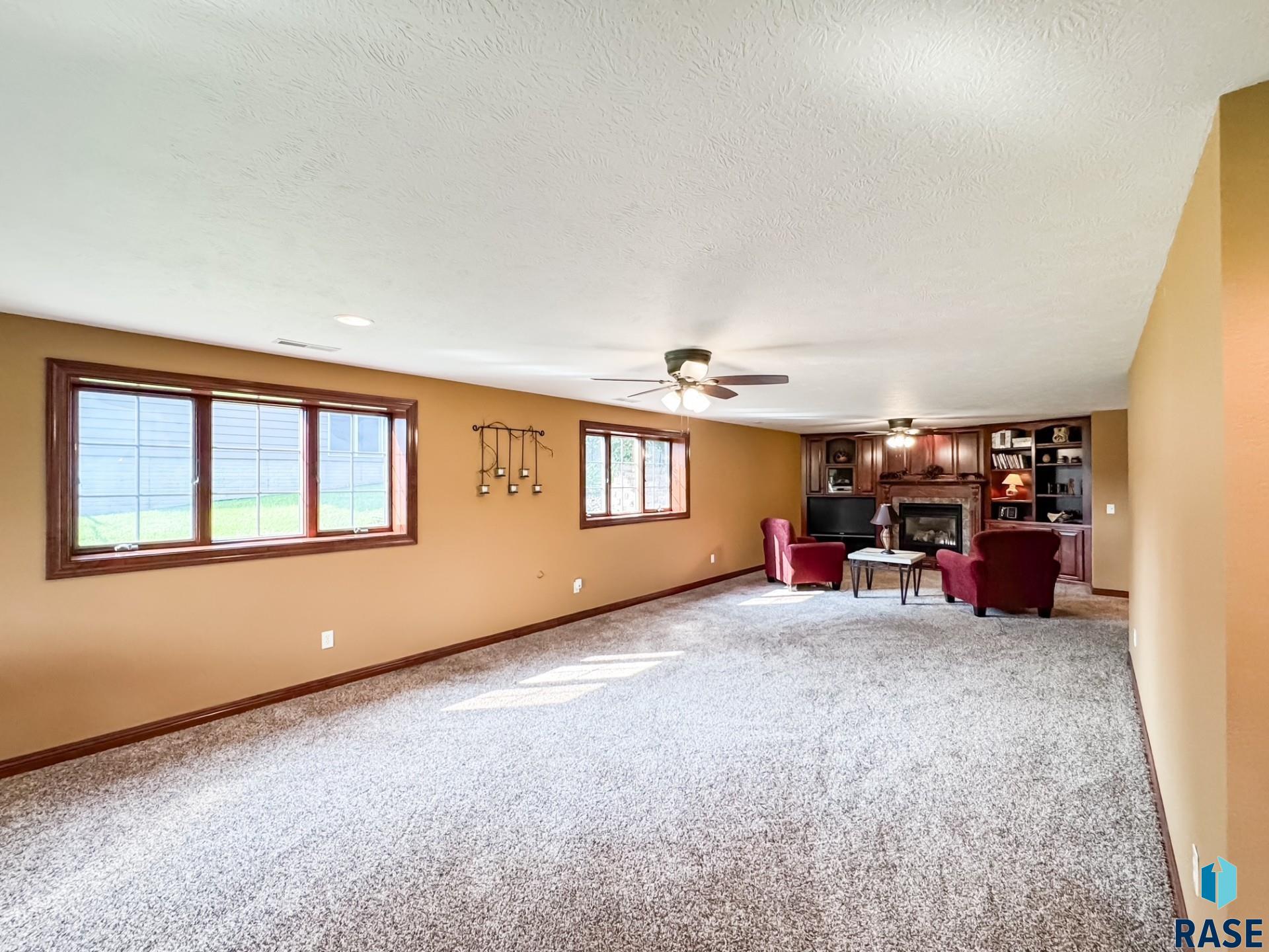 216 E Tabor Ct