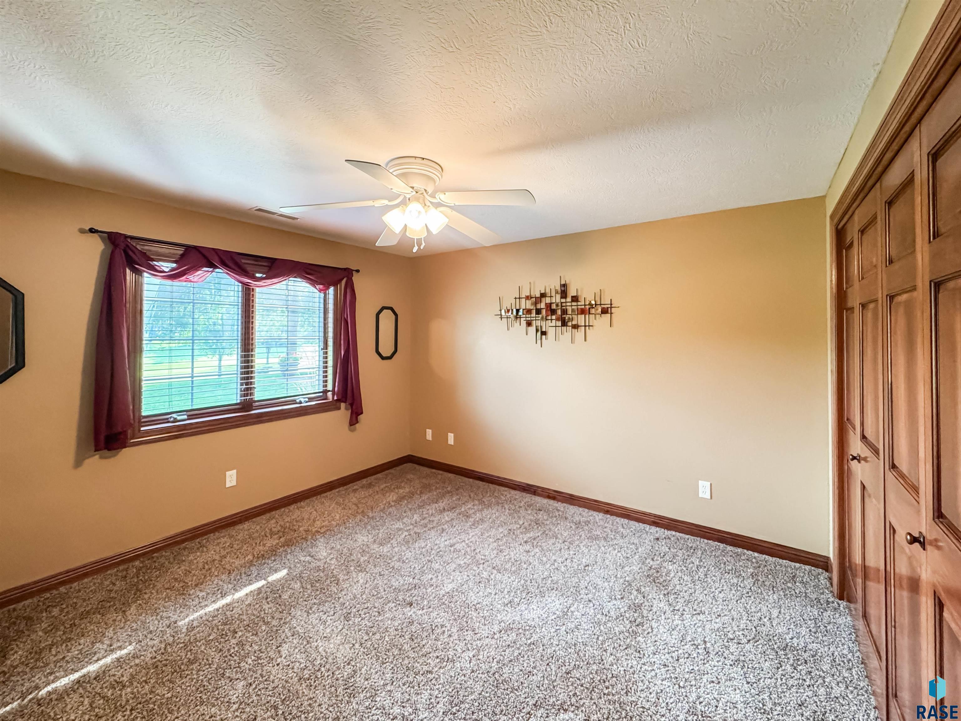 216 E Tabor Ct
