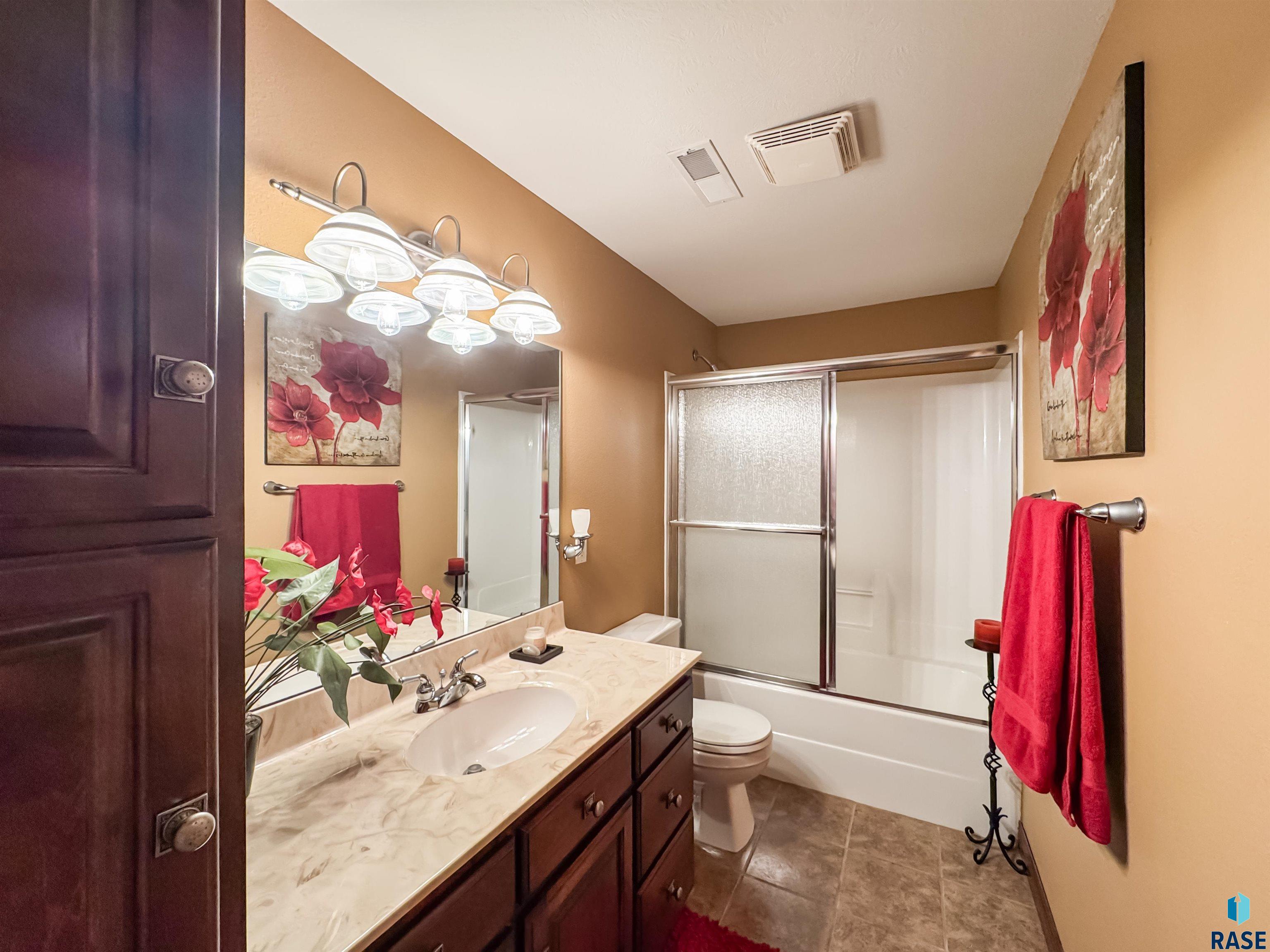 216 E Tabor Ct
