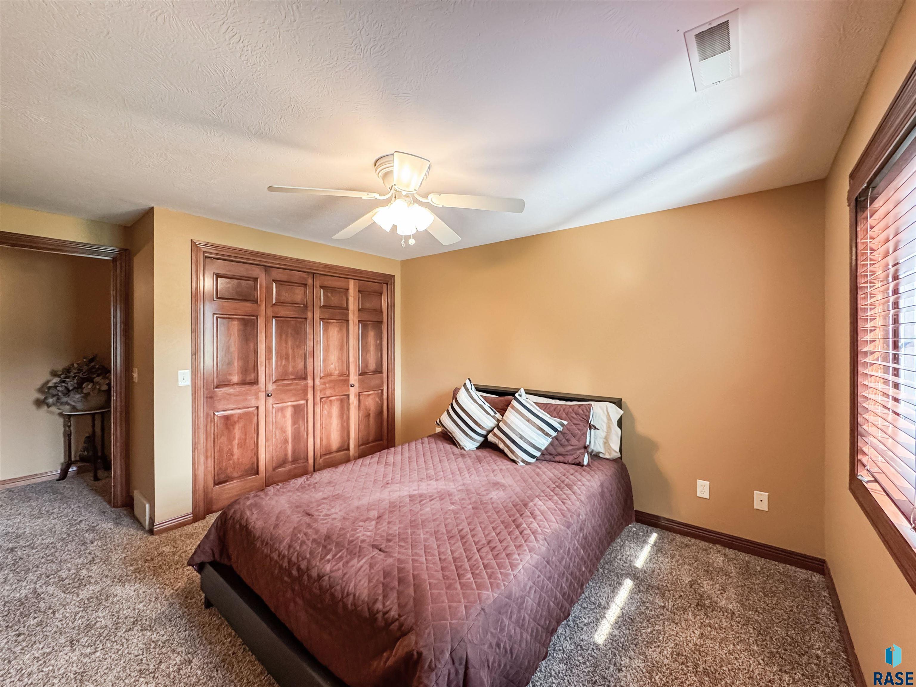 216 E Tabor Ct