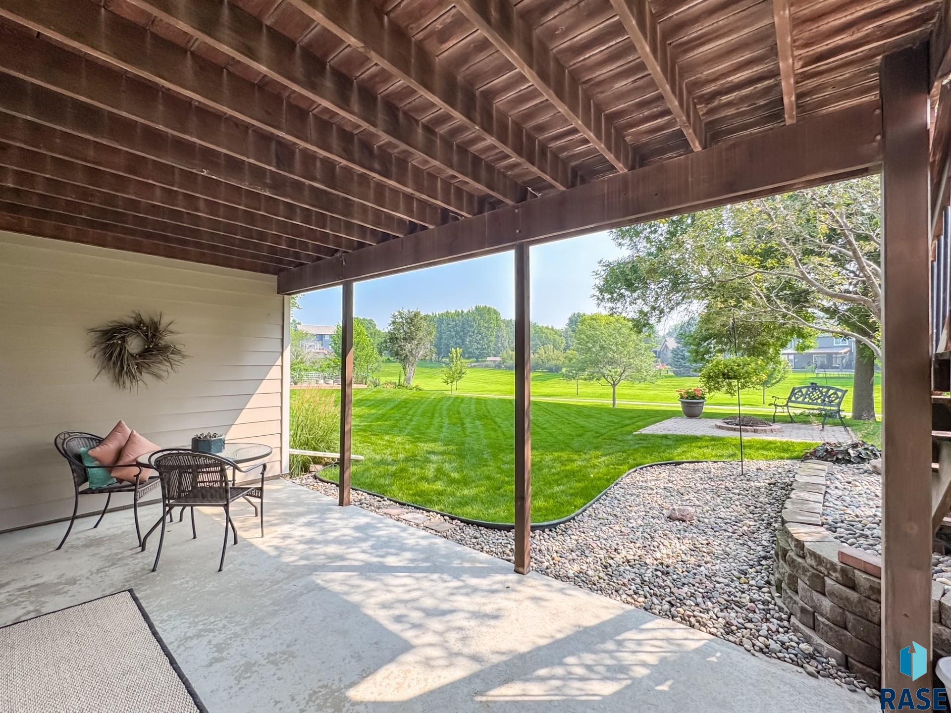 216 E Tabor Ct