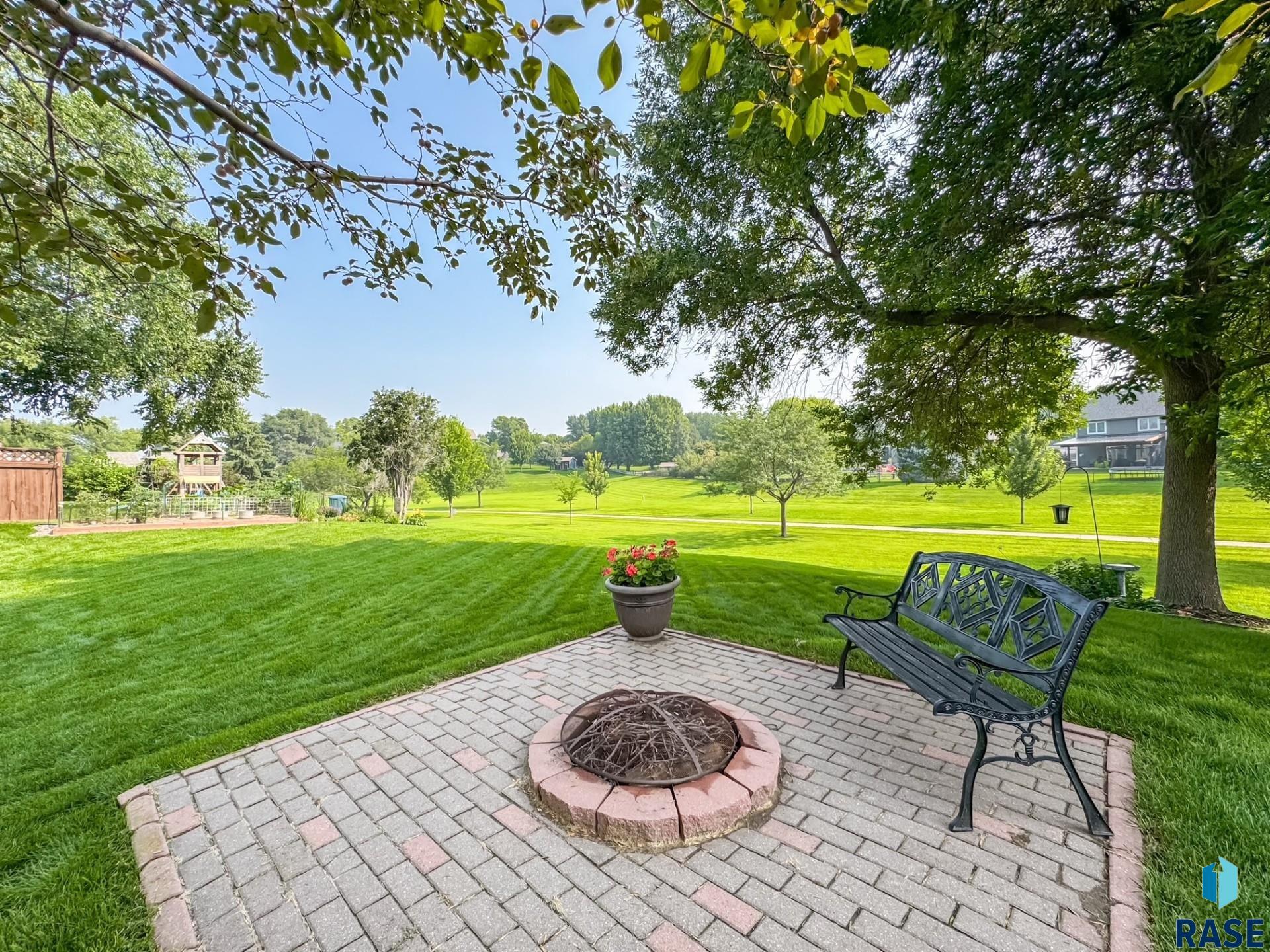 216 E Tabor Ct