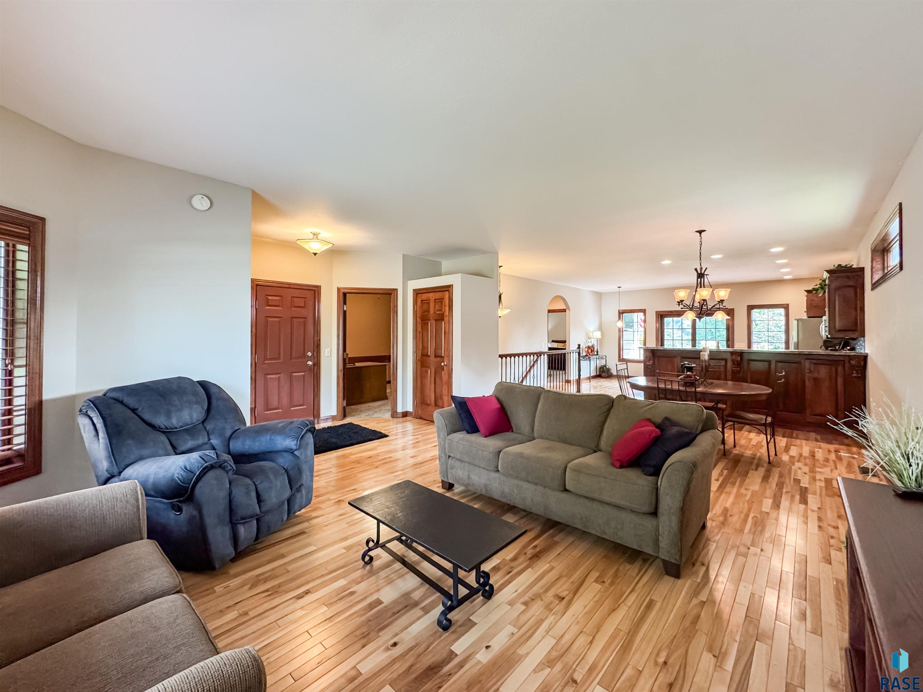 216 E Tabor Ct
