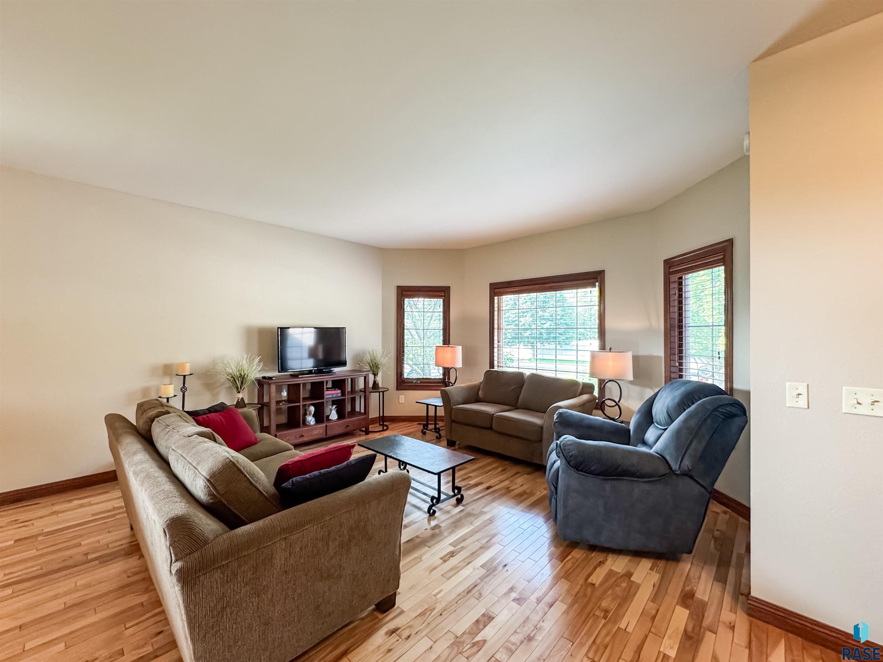 216 E Tabor Ct