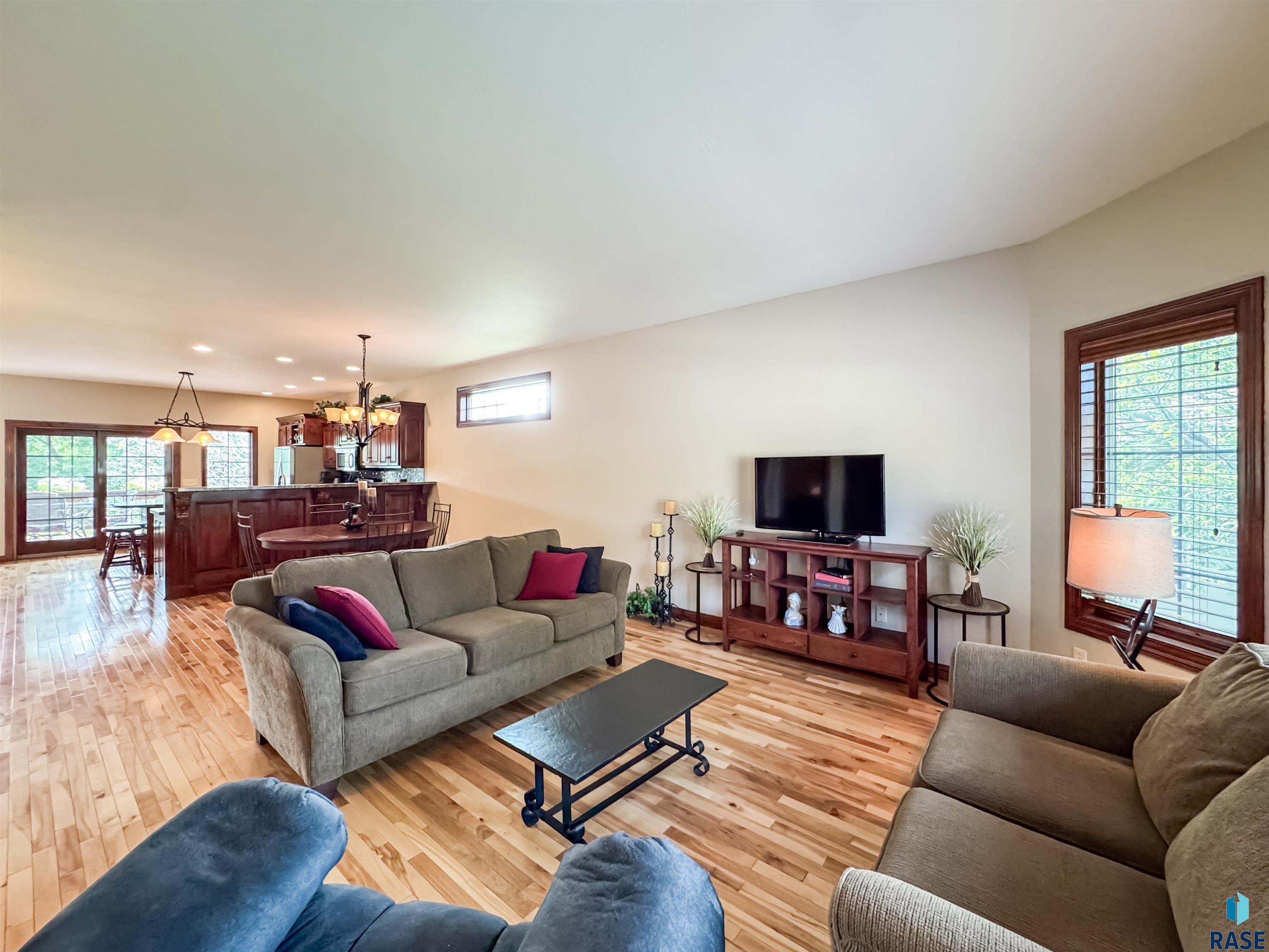 216 E Tabor Ct