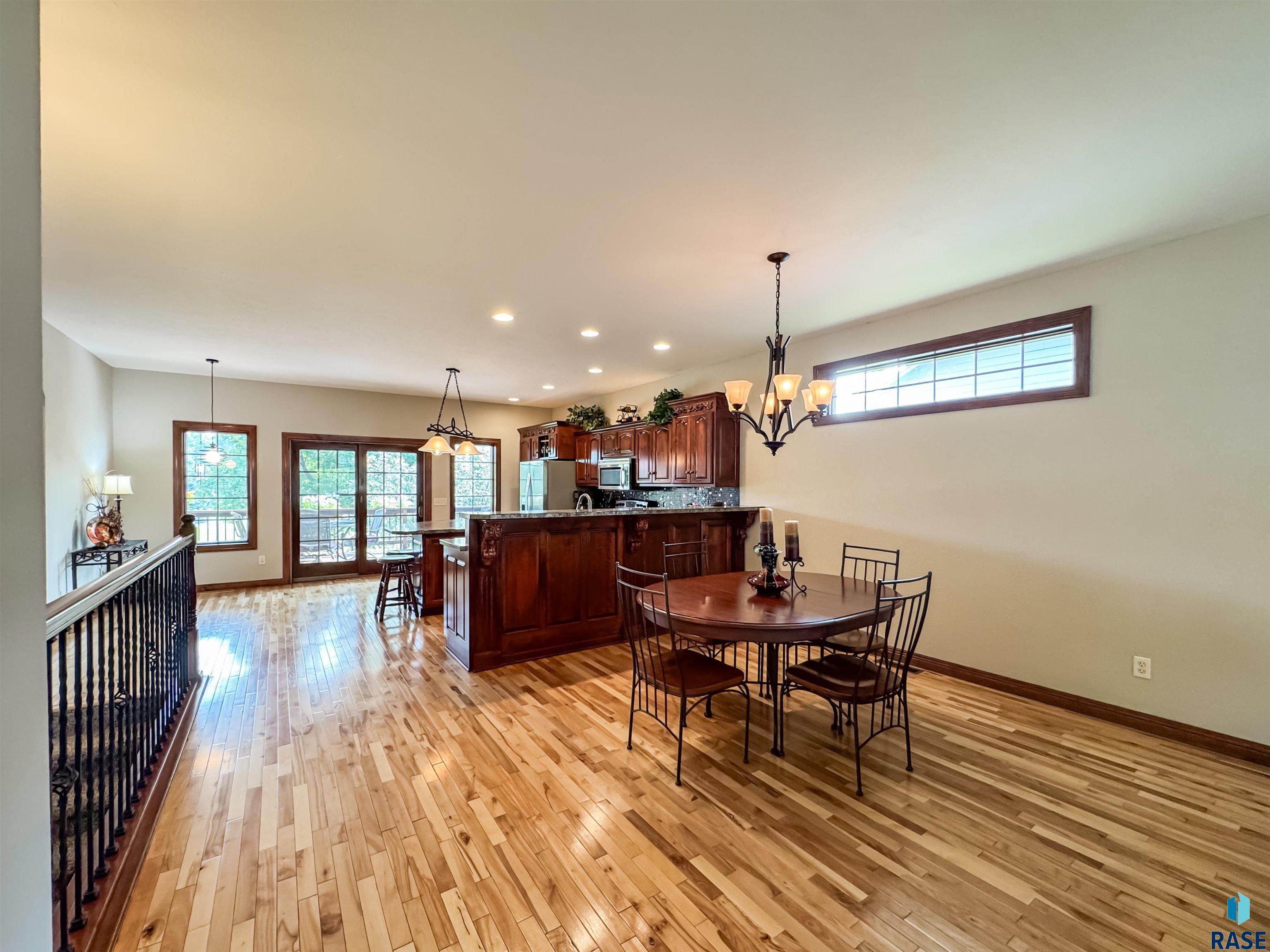 216 E Tabor Ct