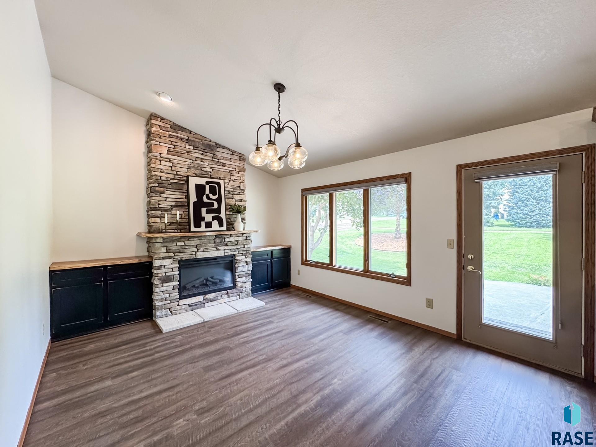 385 W South St