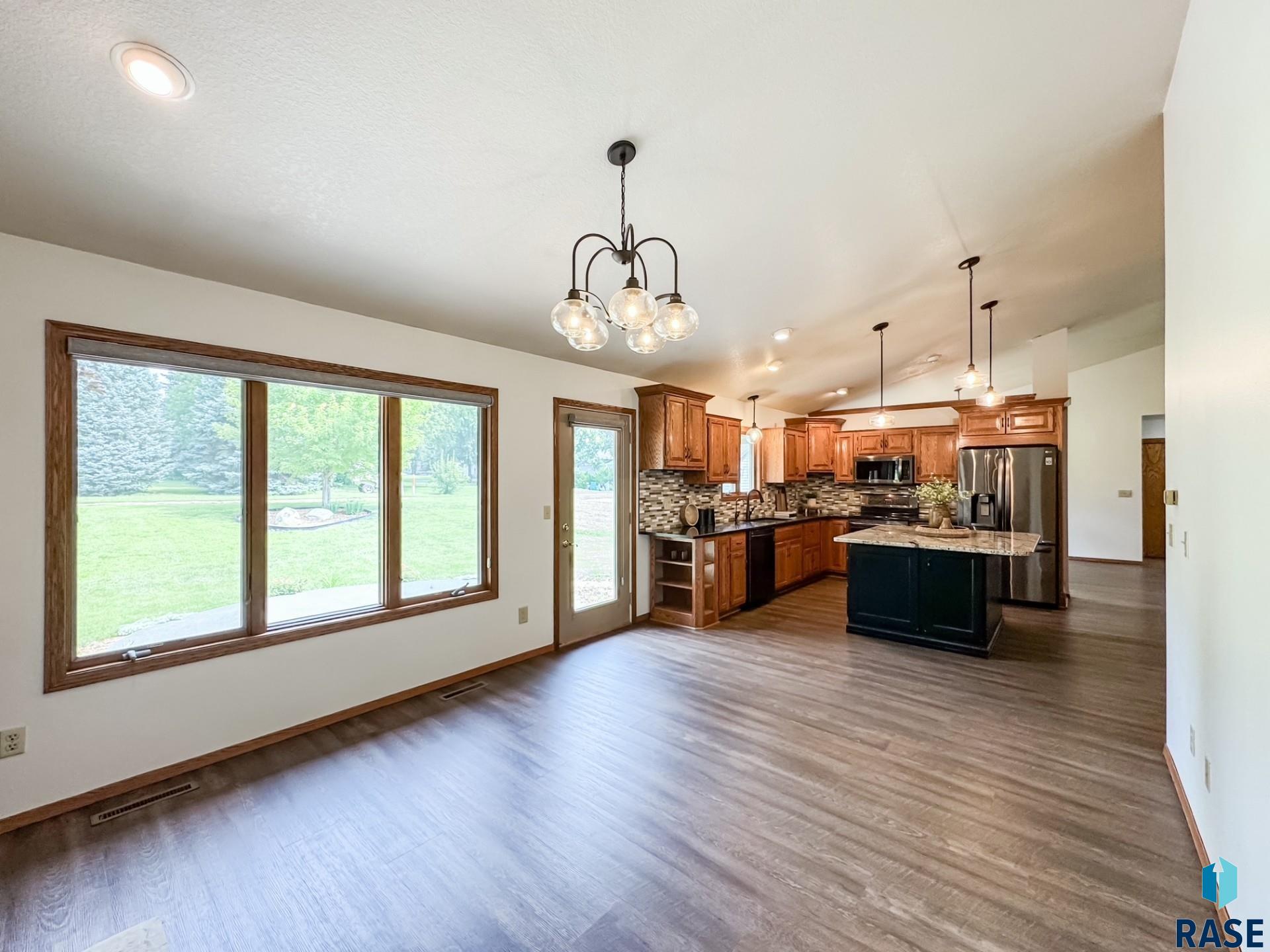 385 W South St