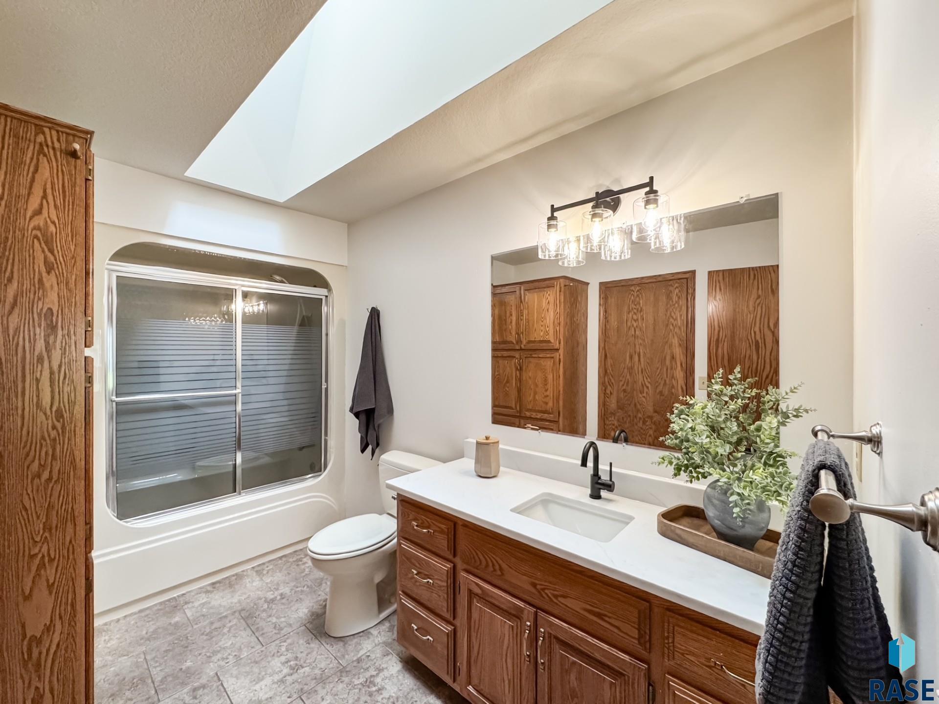 385 W South St