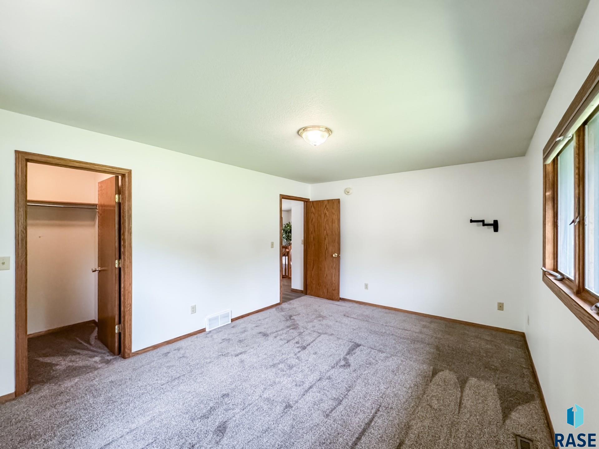 385 W South St