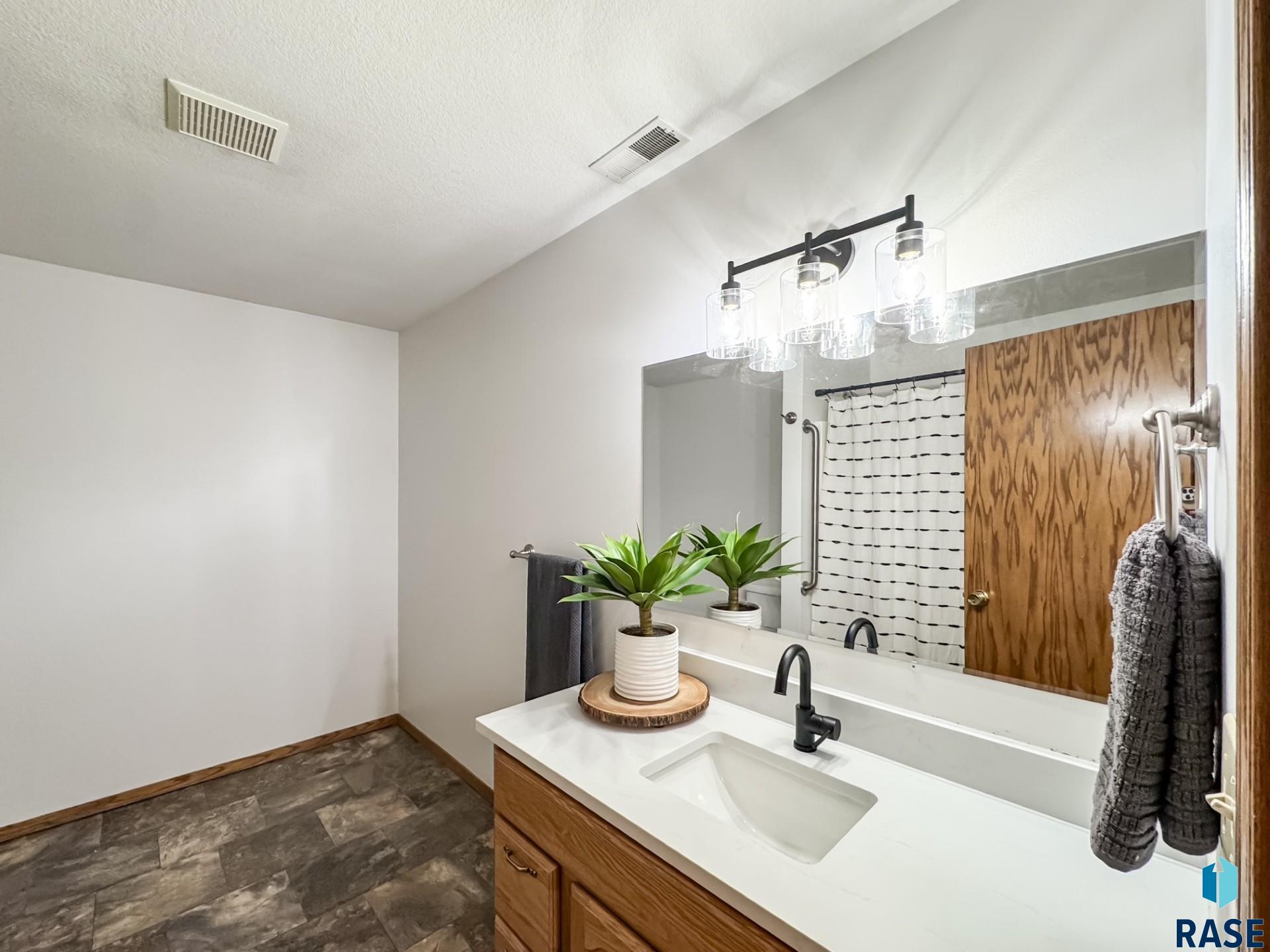 385 W South St
