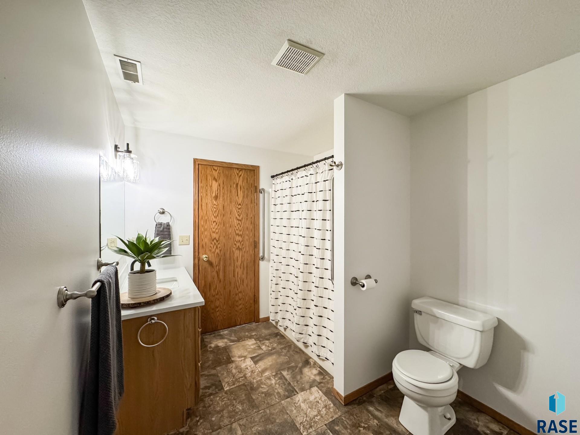 385 W South St