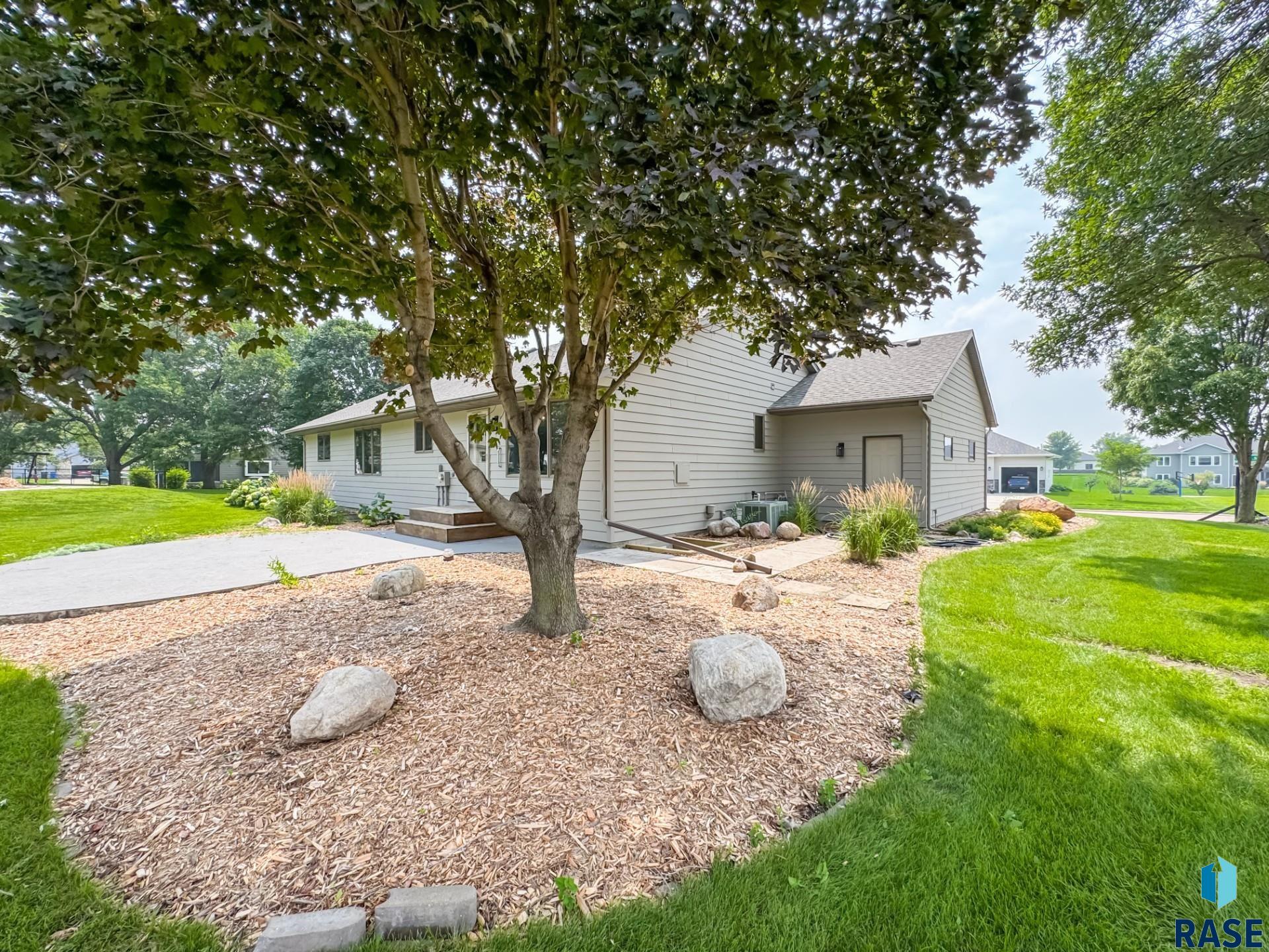 385 W South St