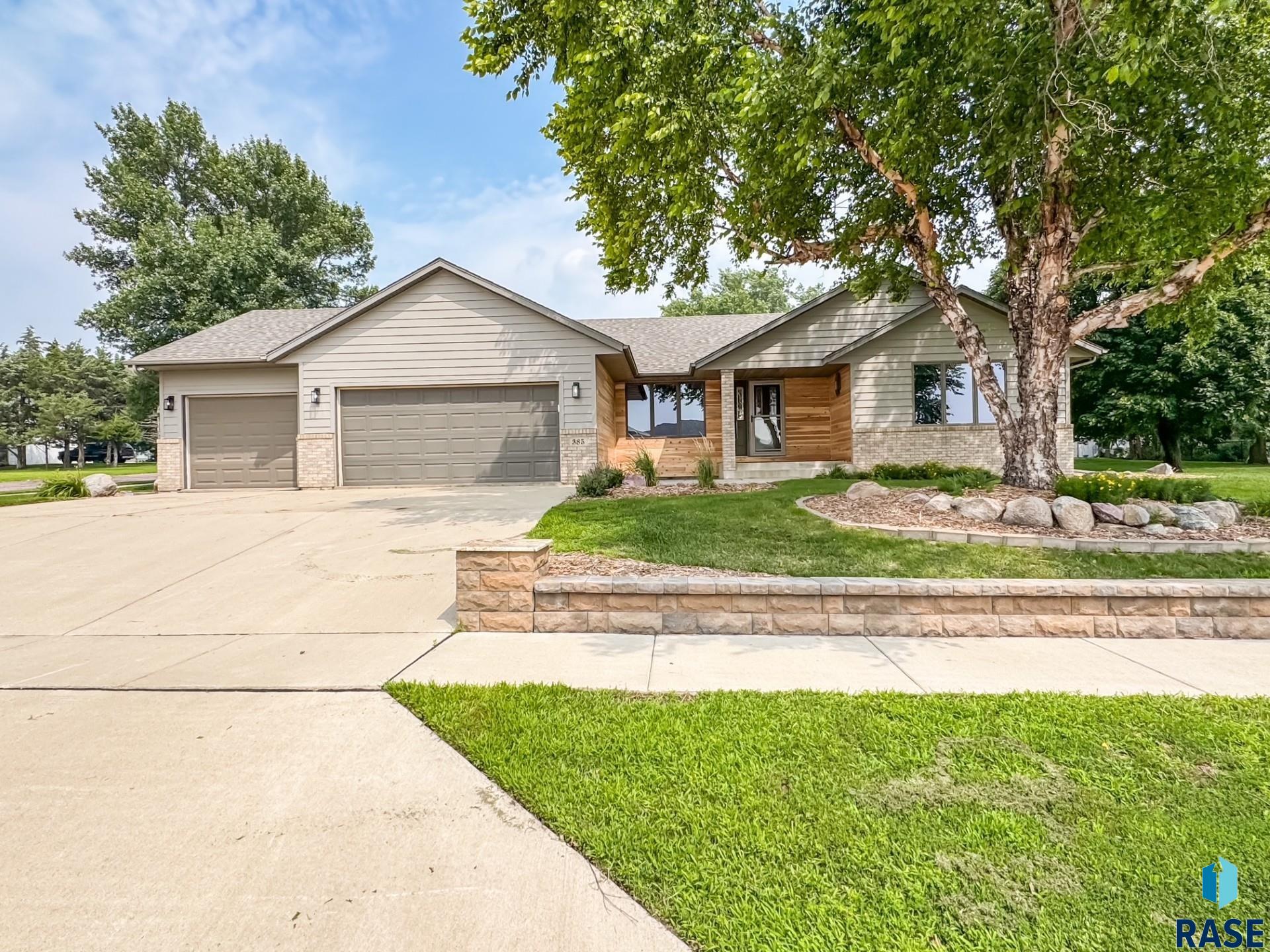 385 W South St