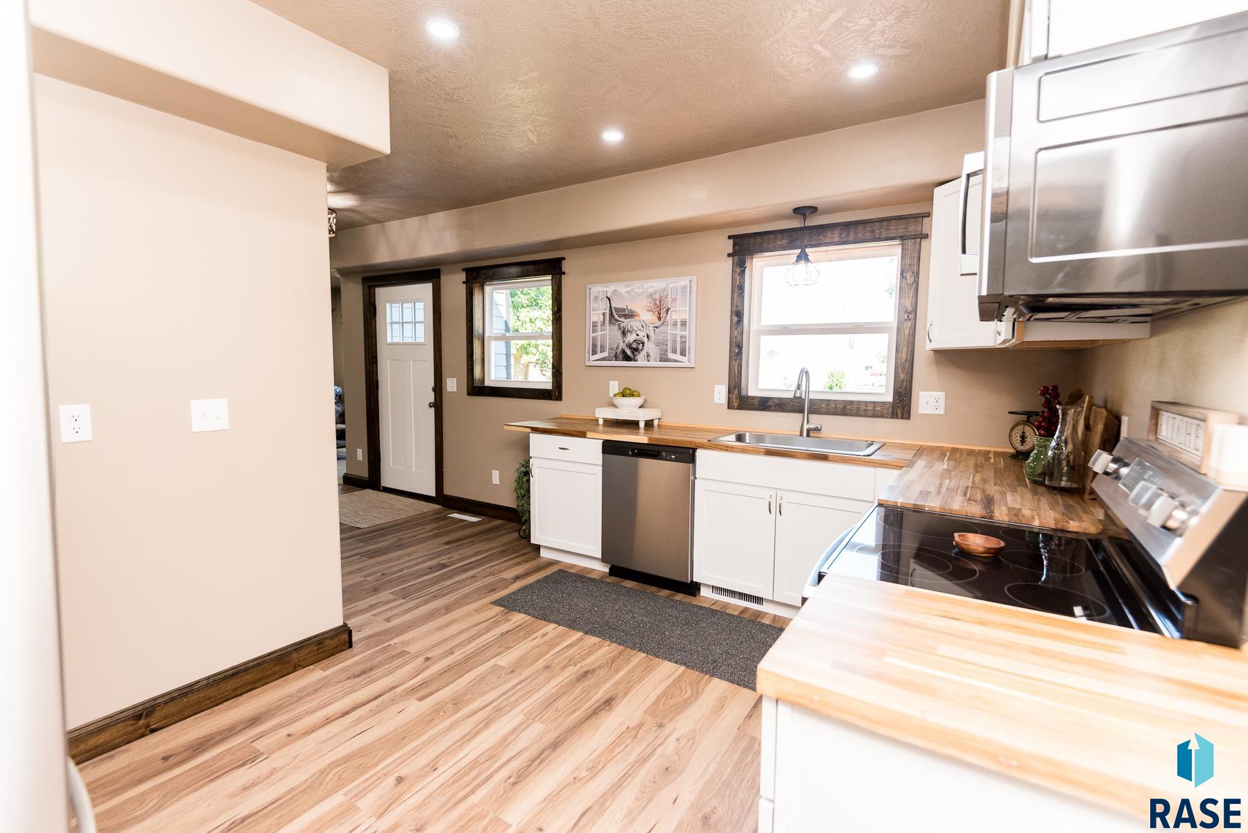 105 S Louise Ave S Avenue S