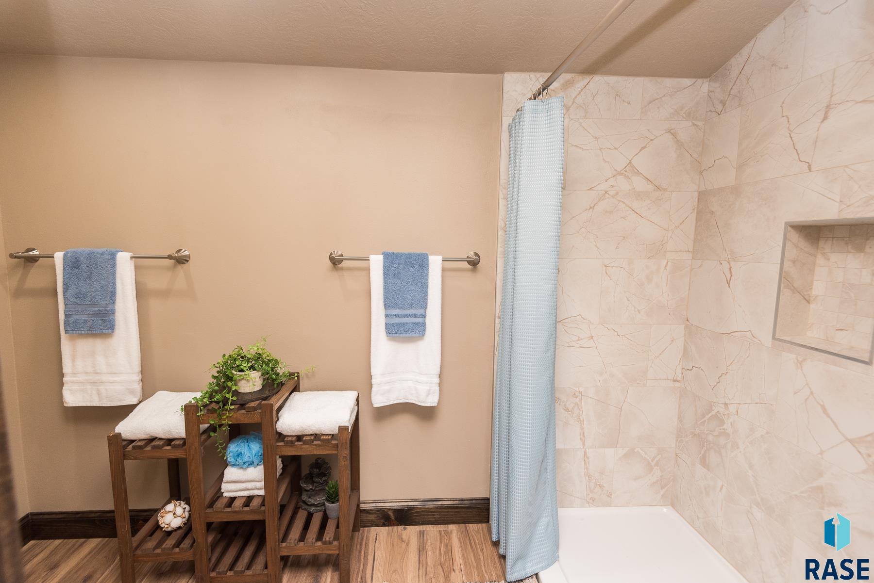 105 S Louise Ave S Avenue S