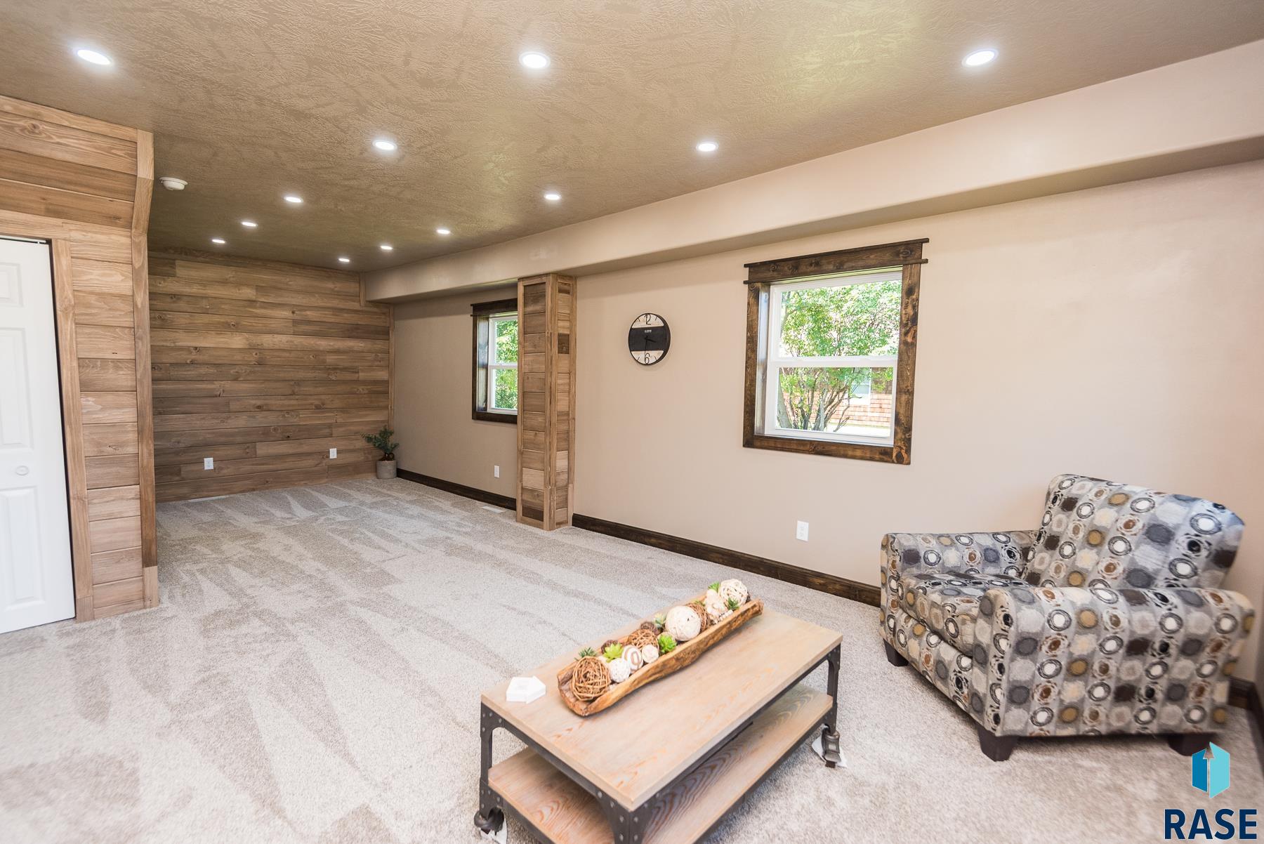 105 S Louise Ave S Avenue S