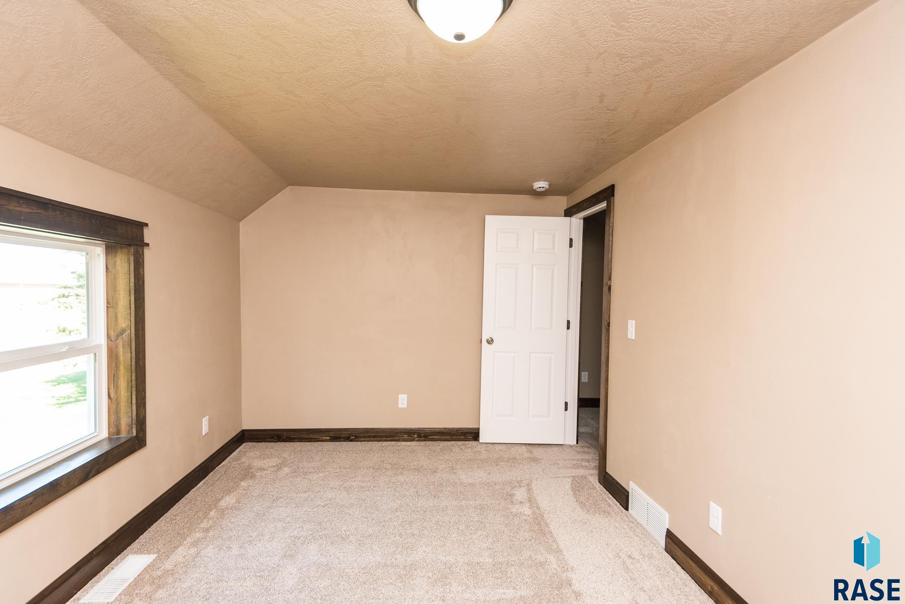 105 S Louise Ave S Avenue S