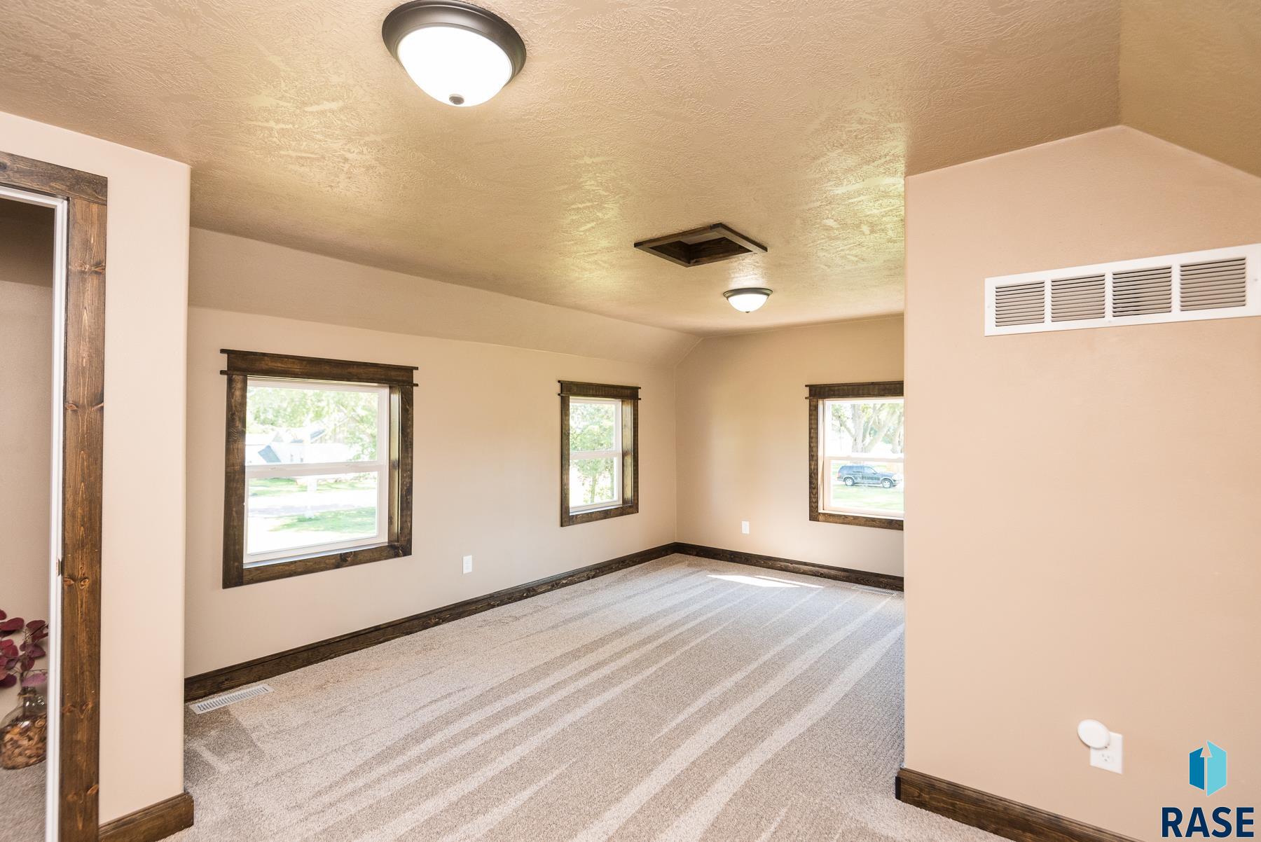 105 S Louise Ave S Avenue S