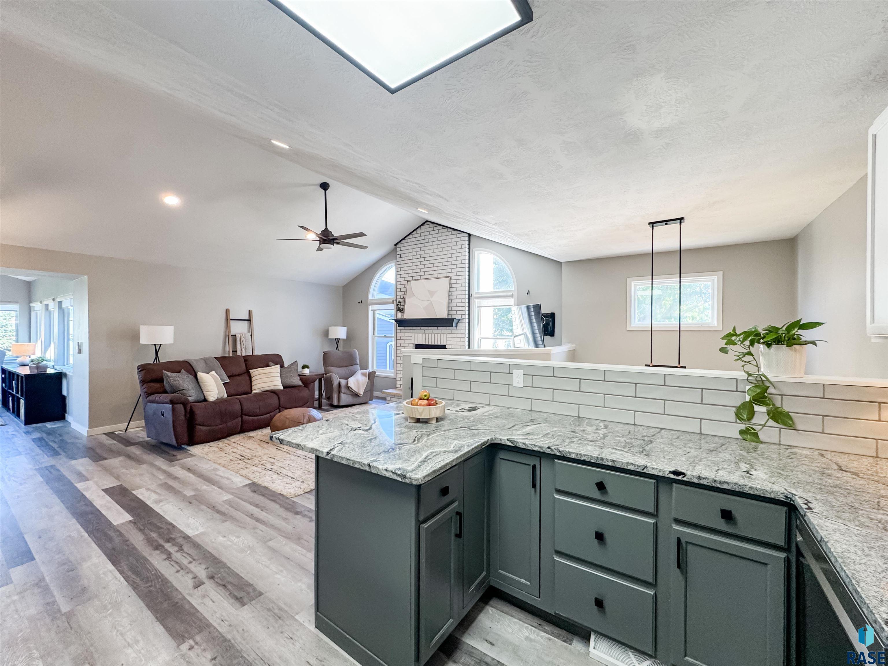 1025 E Cottonwood Dr