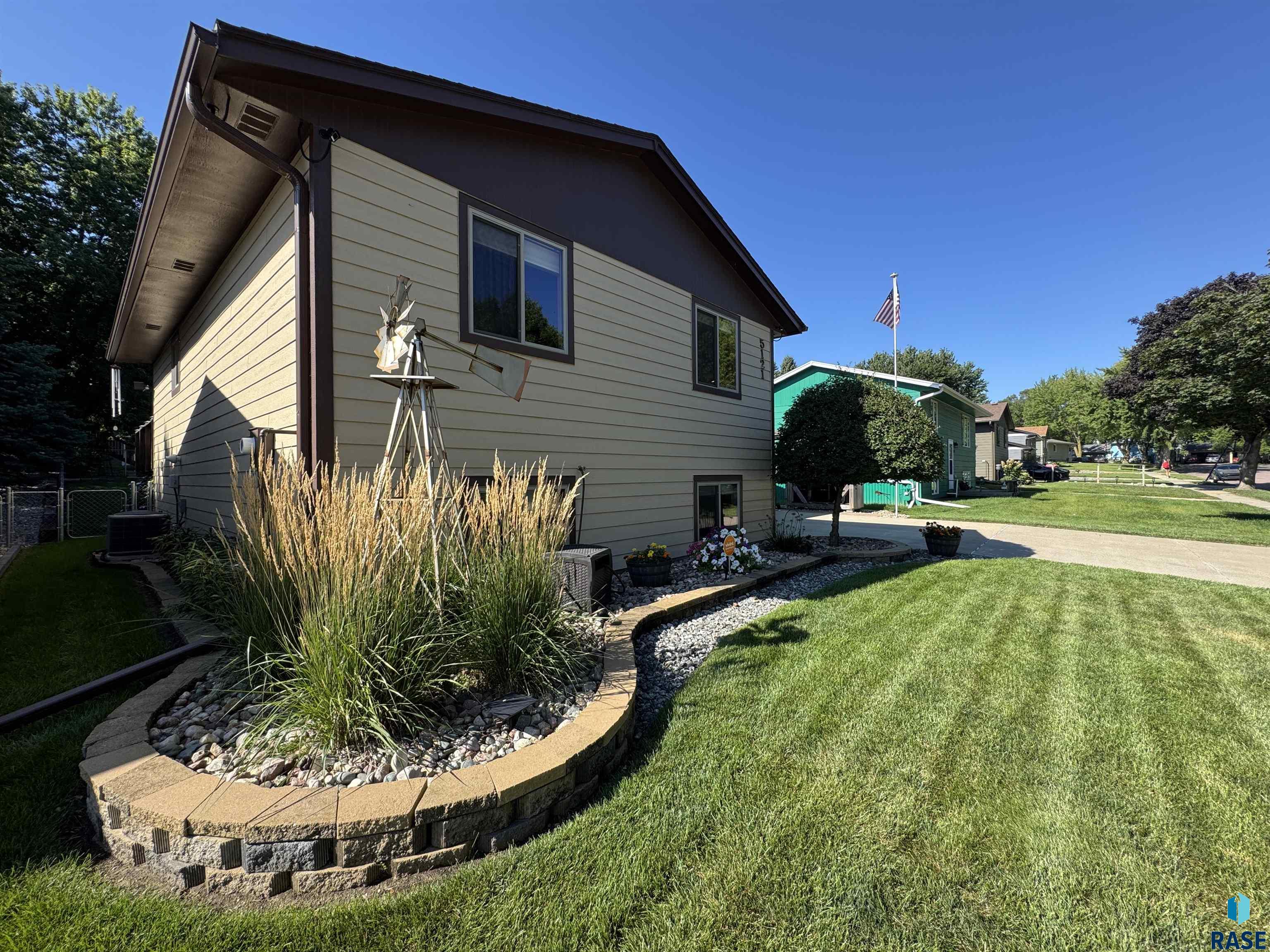 5121 E 17th St Street