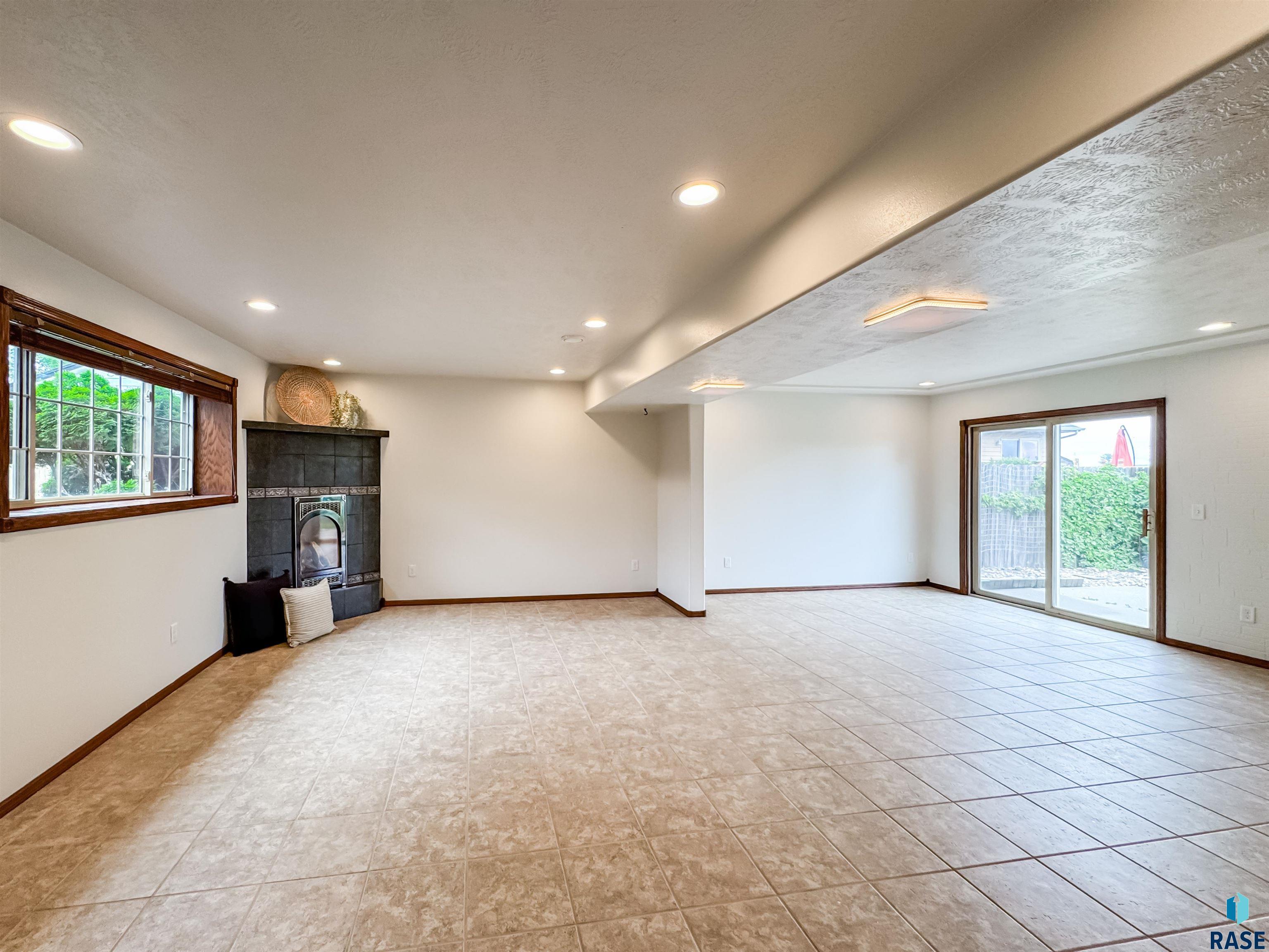 6620 N Angel Ave Avenue