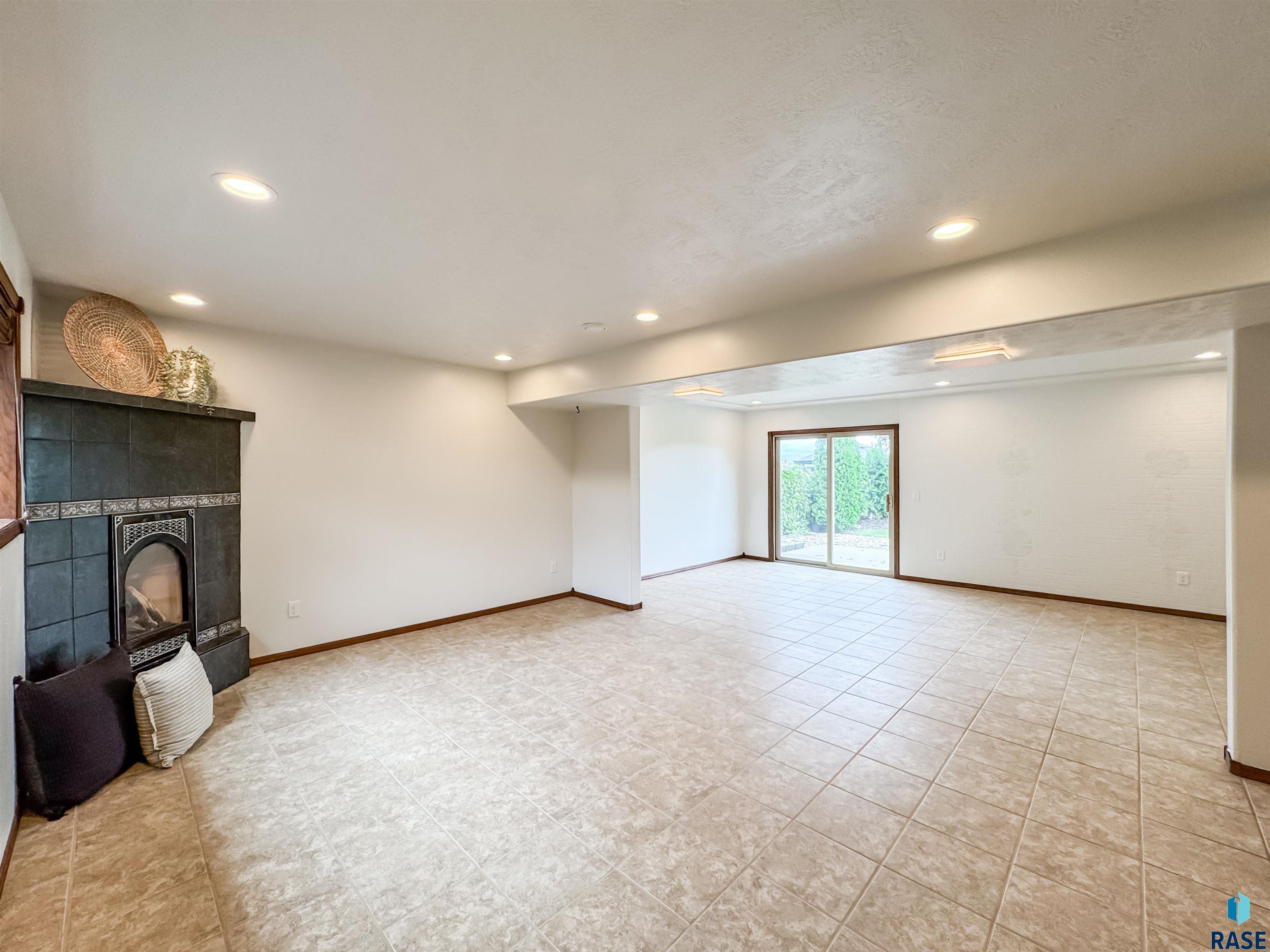 6620 N Angel Ave Avenue