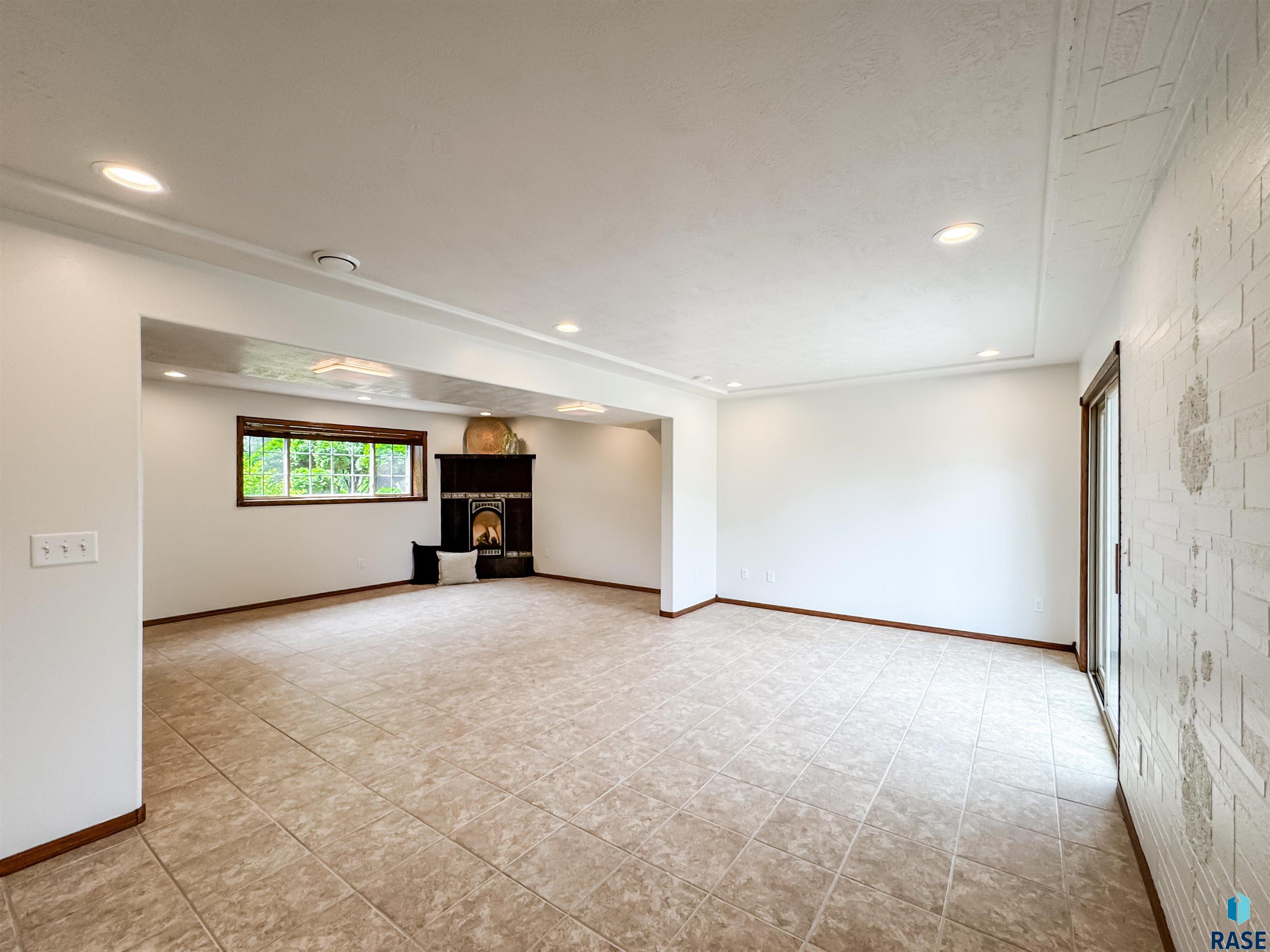 6620 N Angel Ave Avenue