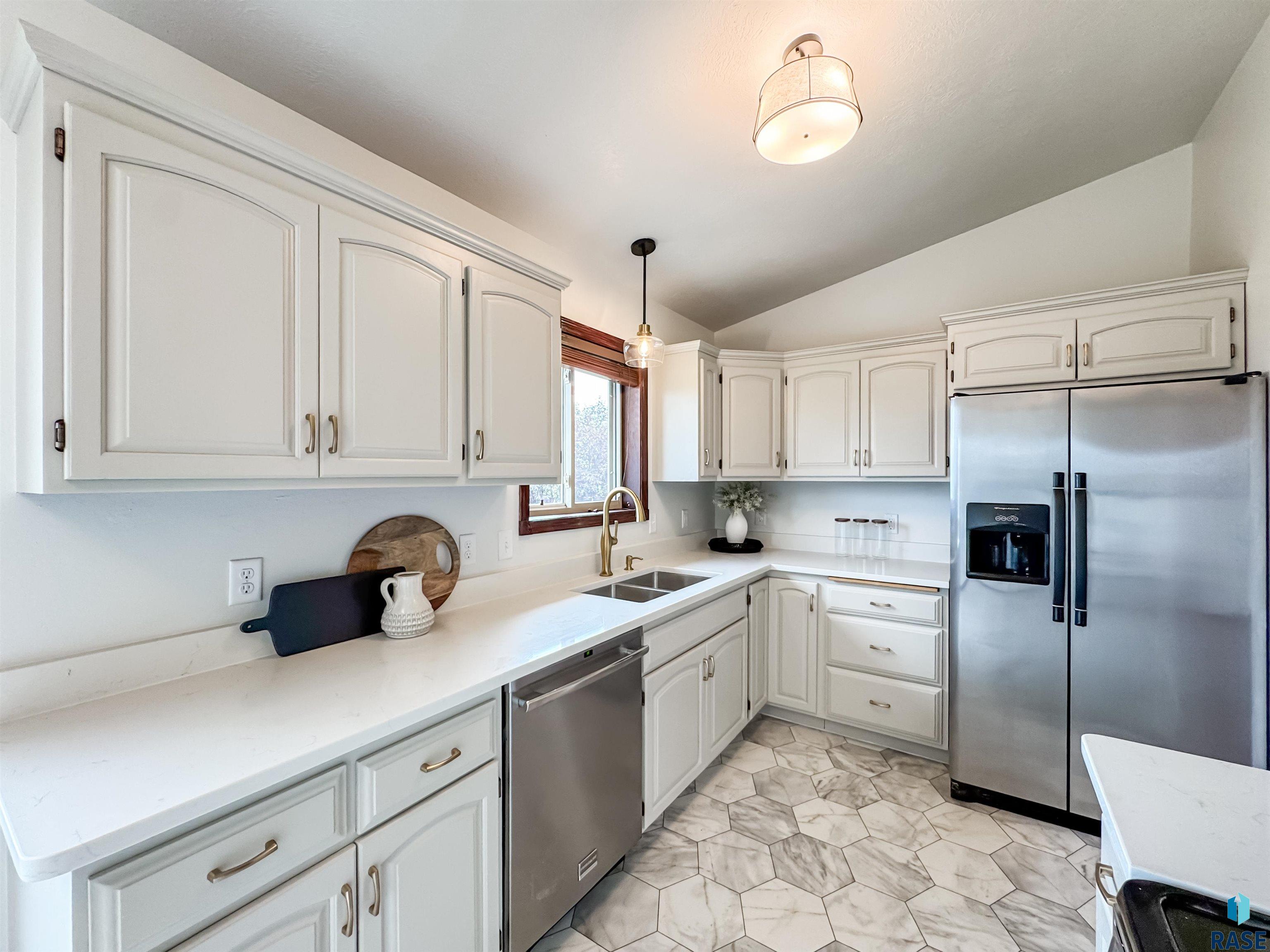 6620 N Angel Ave Avenue