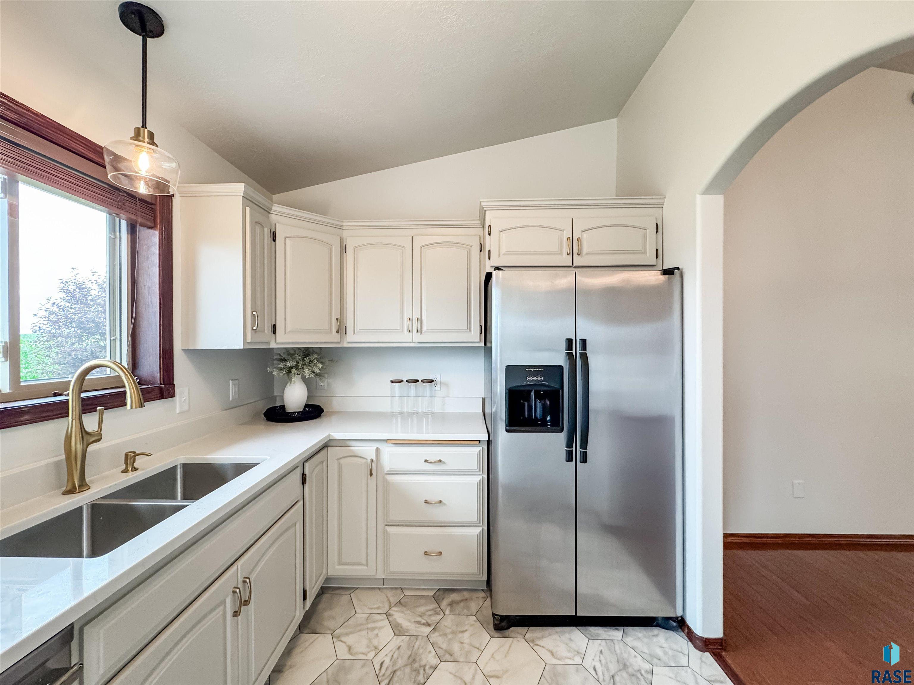 6620 N Angel Ave Avenue