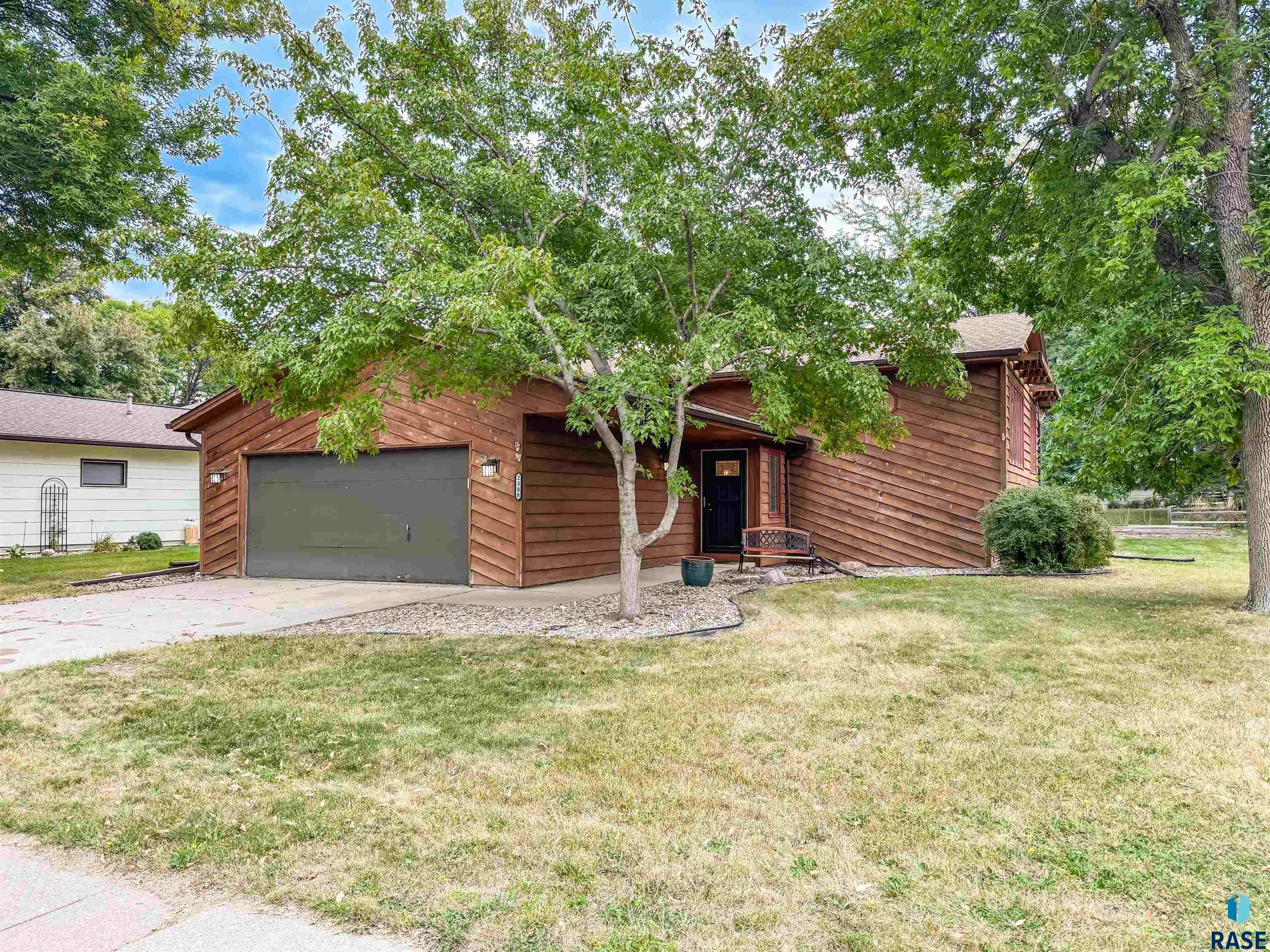 2308 S Woodbine Ln
