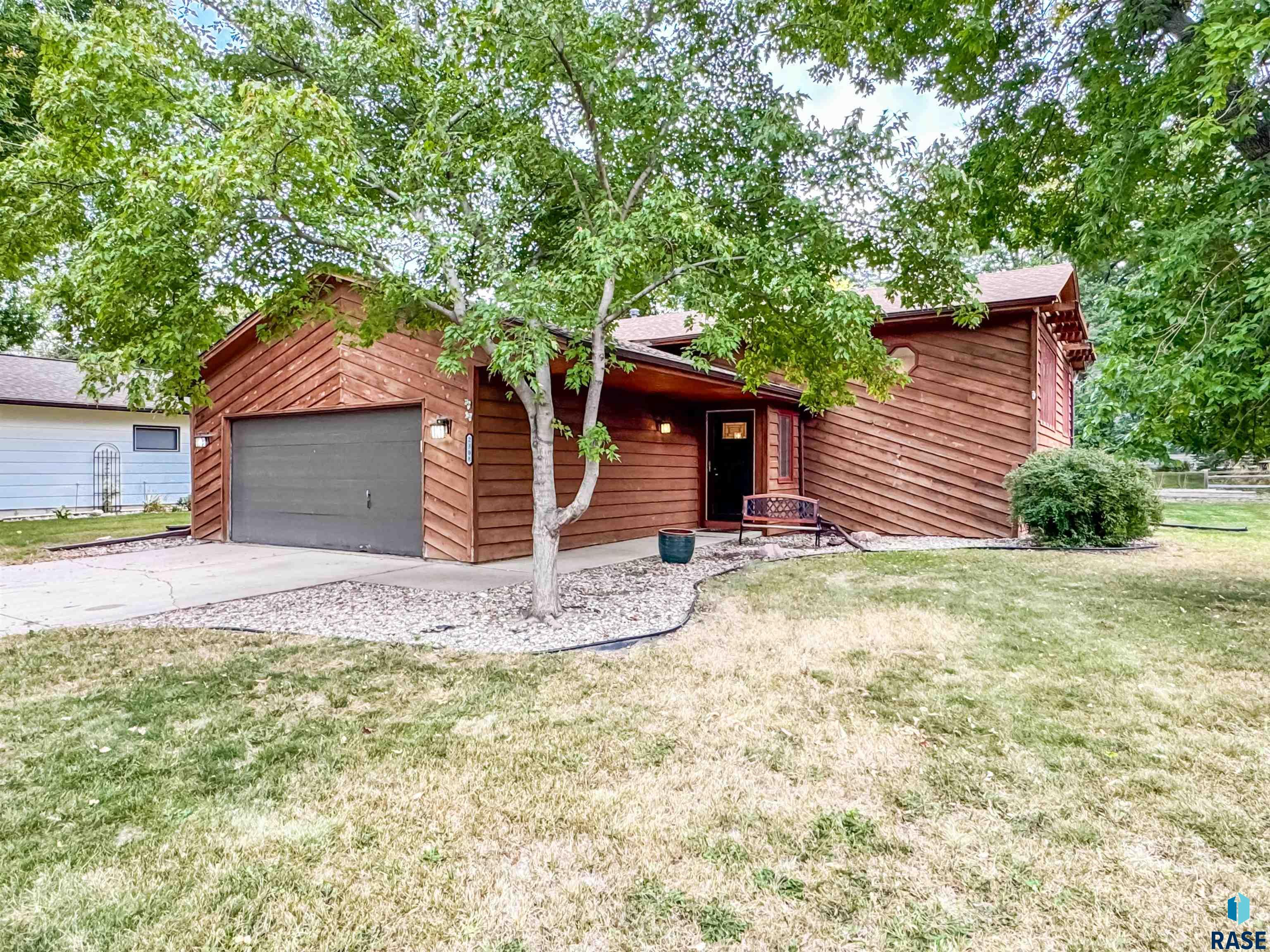 2308 S Woodbine Ln