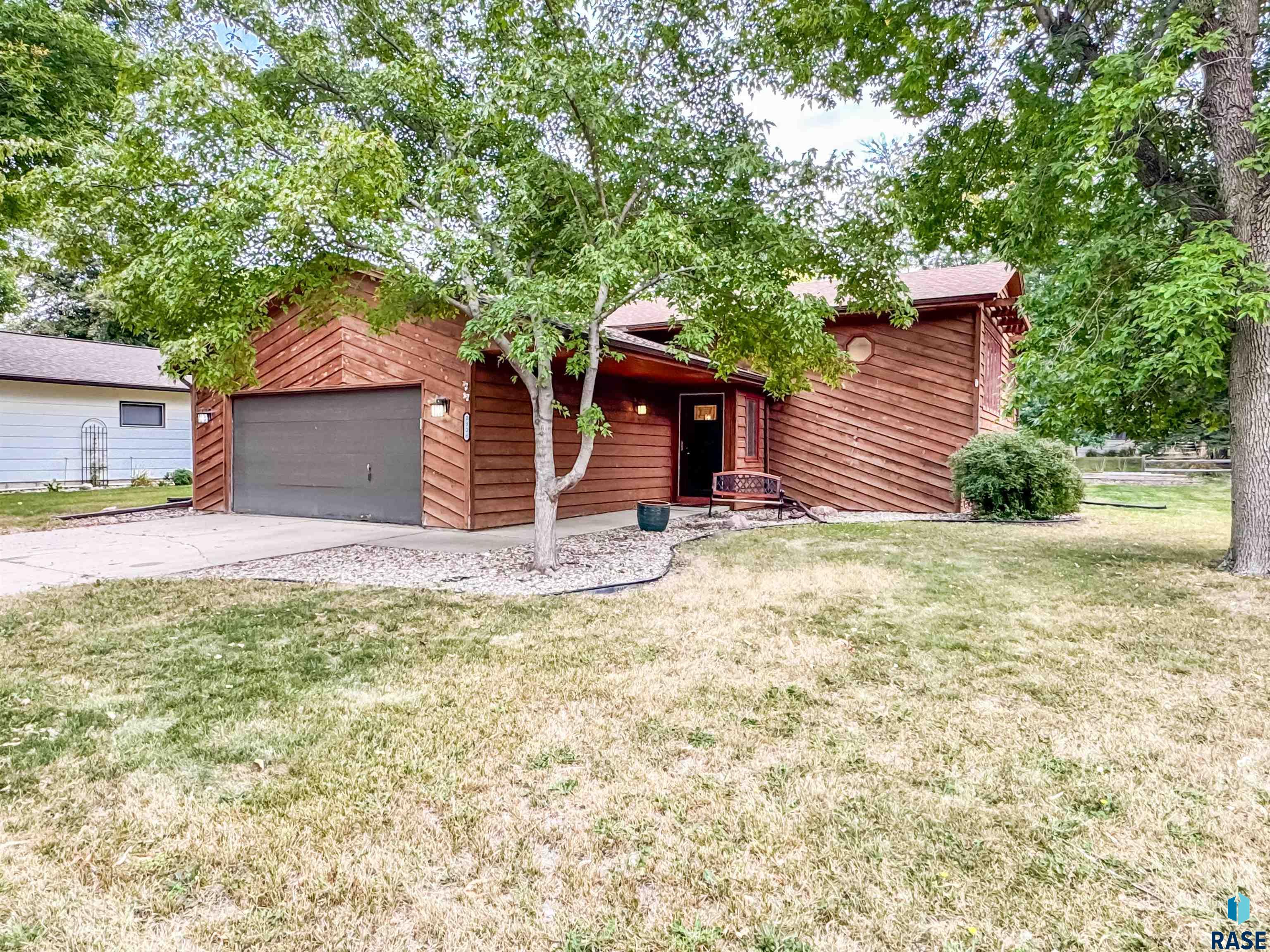 2308 S Woodbine Ln