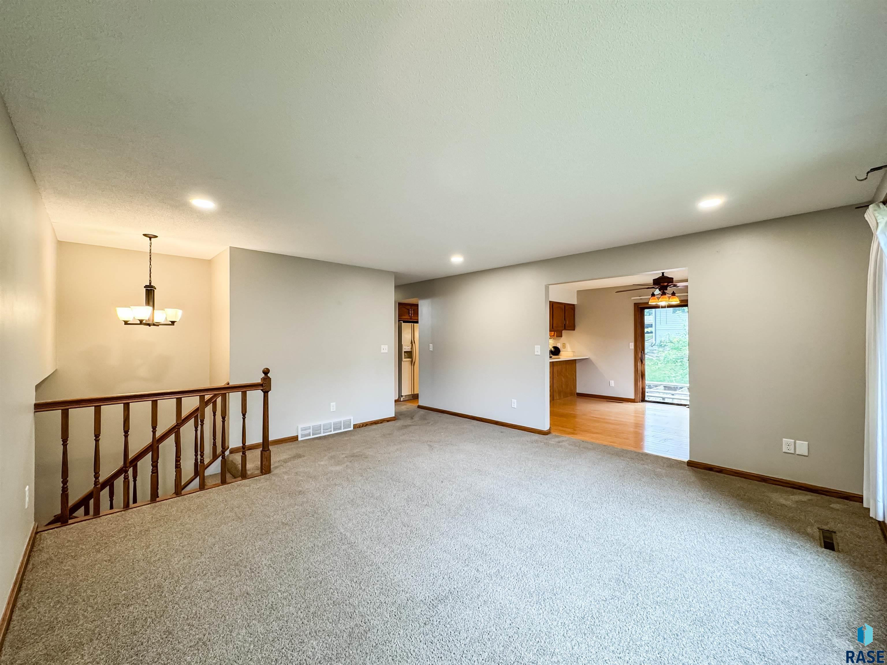 2308 S Woodbine Ln