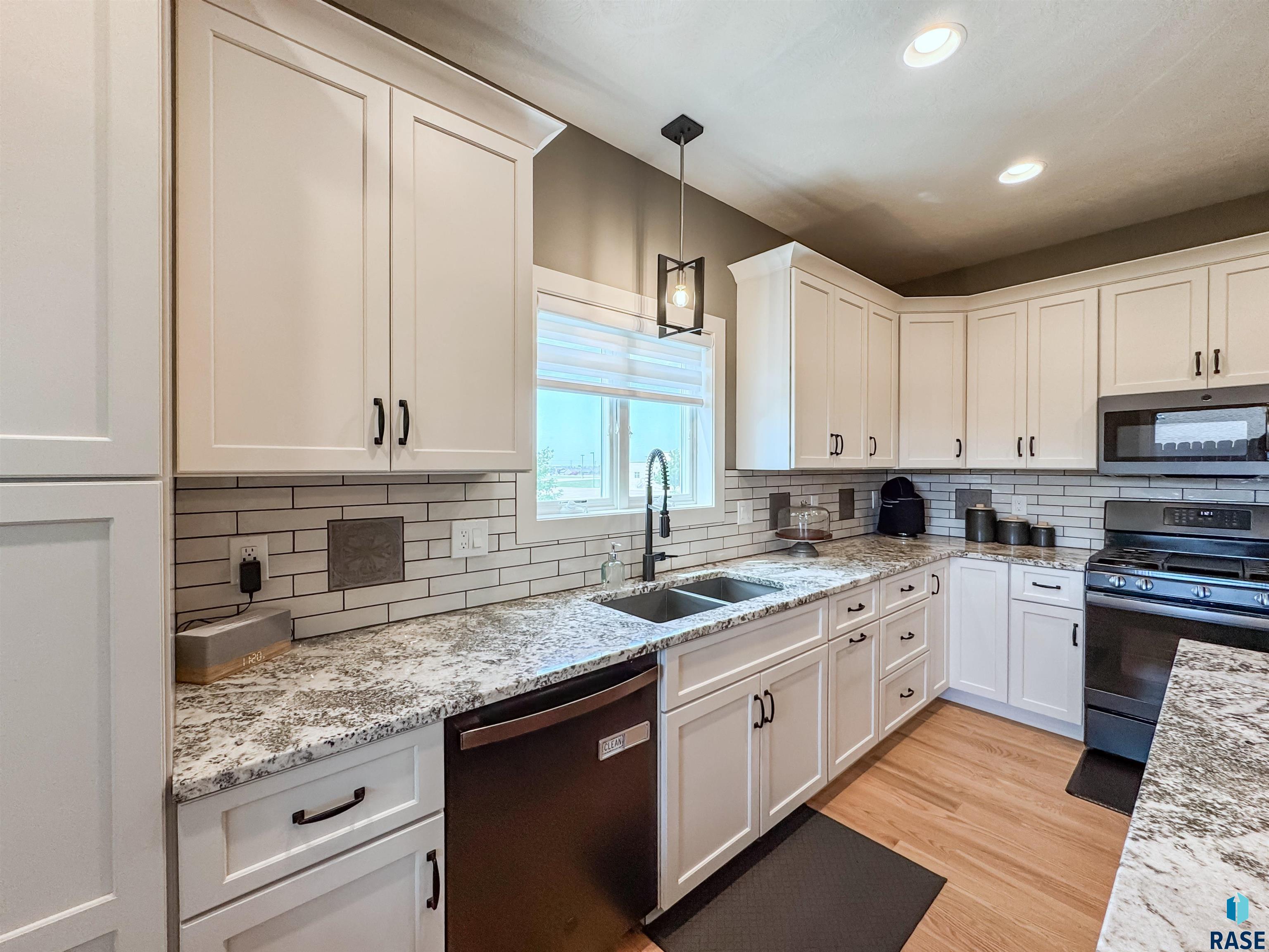 6913 E 37th St Street