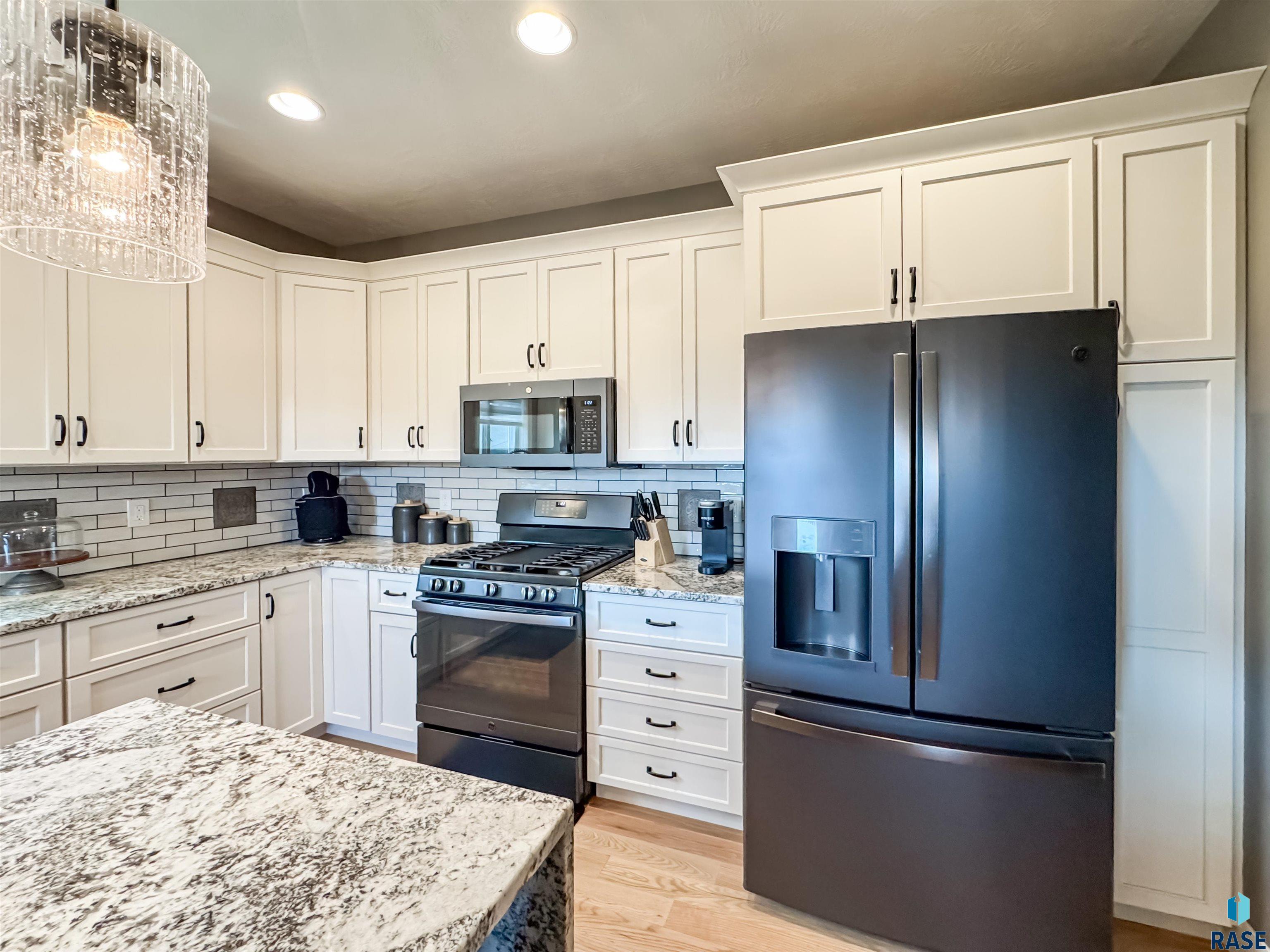 6913 E 37th St Street