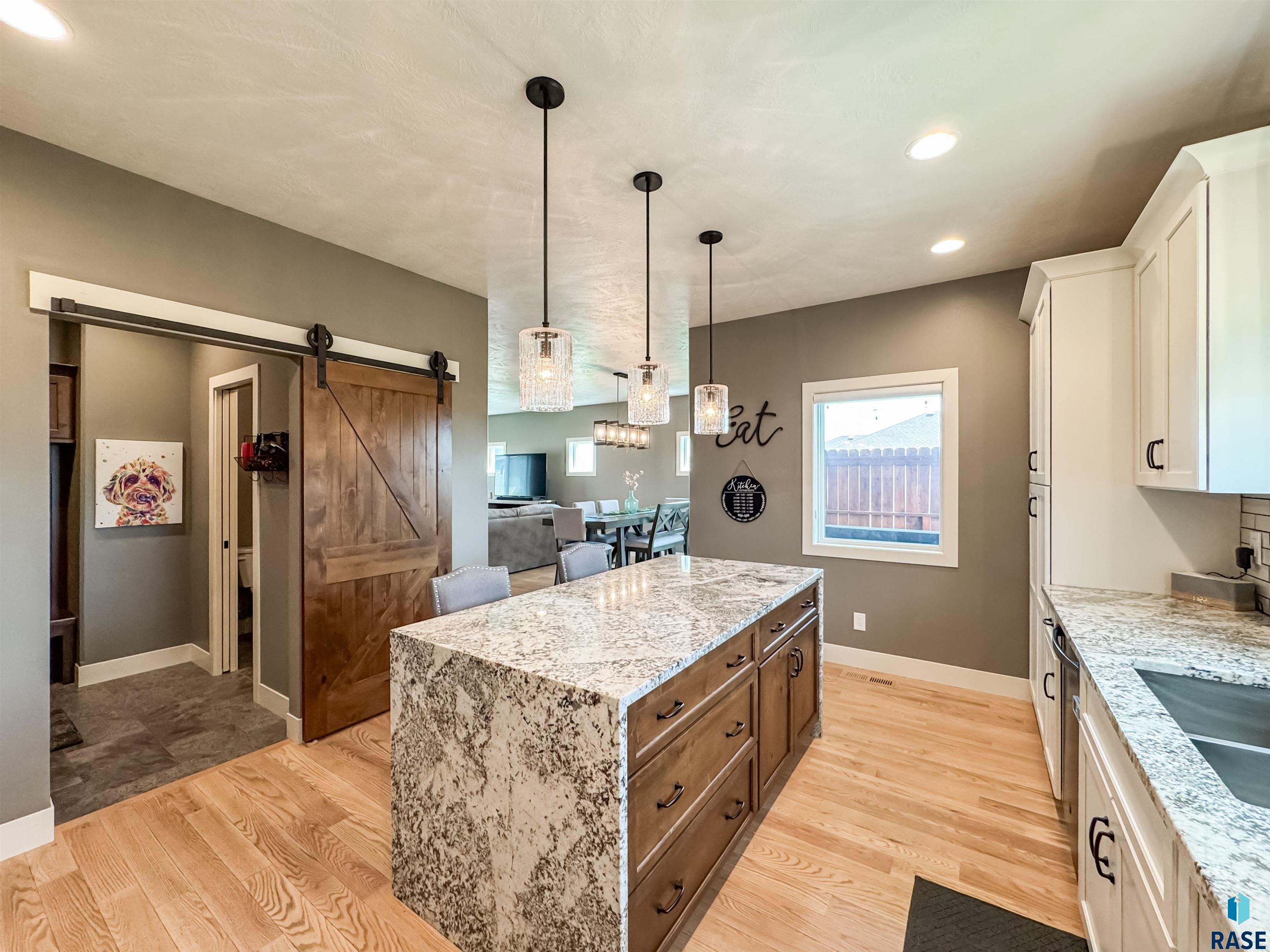 6913 E 37th St Street